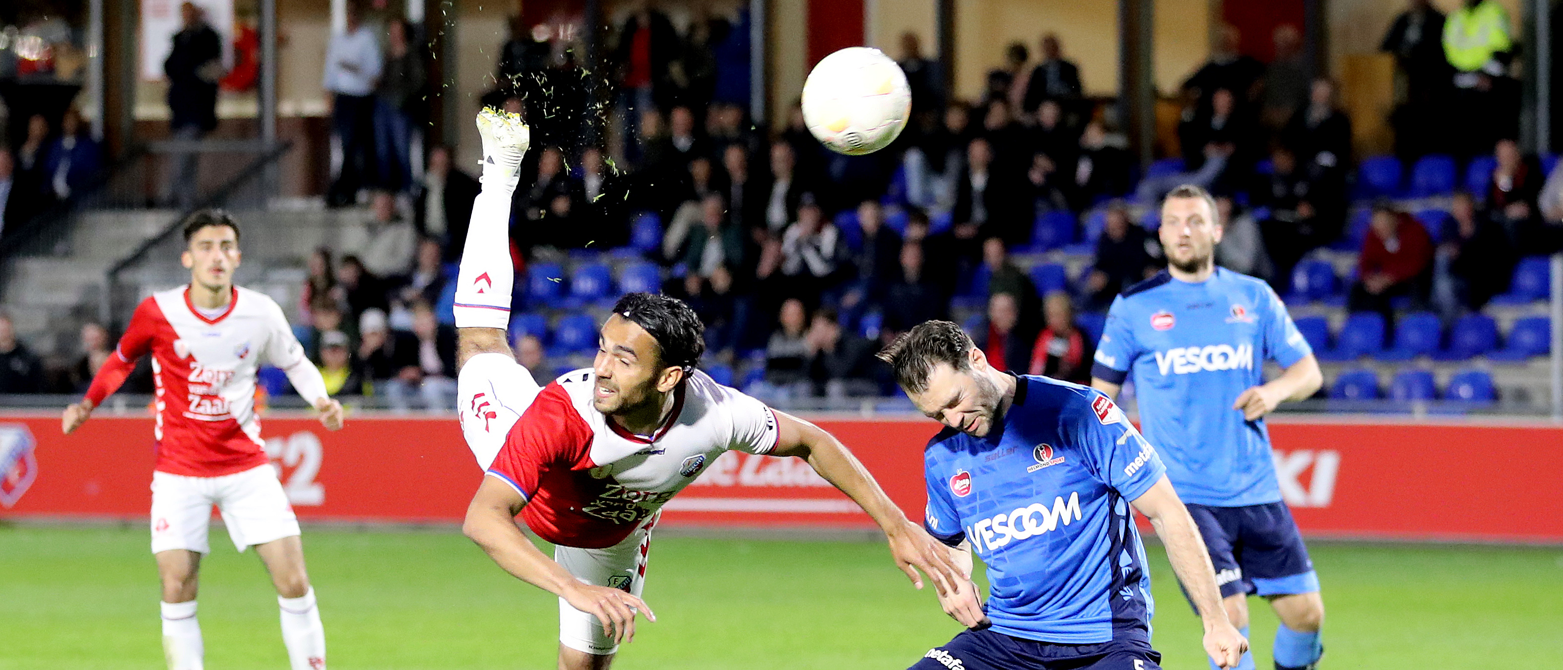 Gelijkspel dankzij wereldgoal Van Rooijen