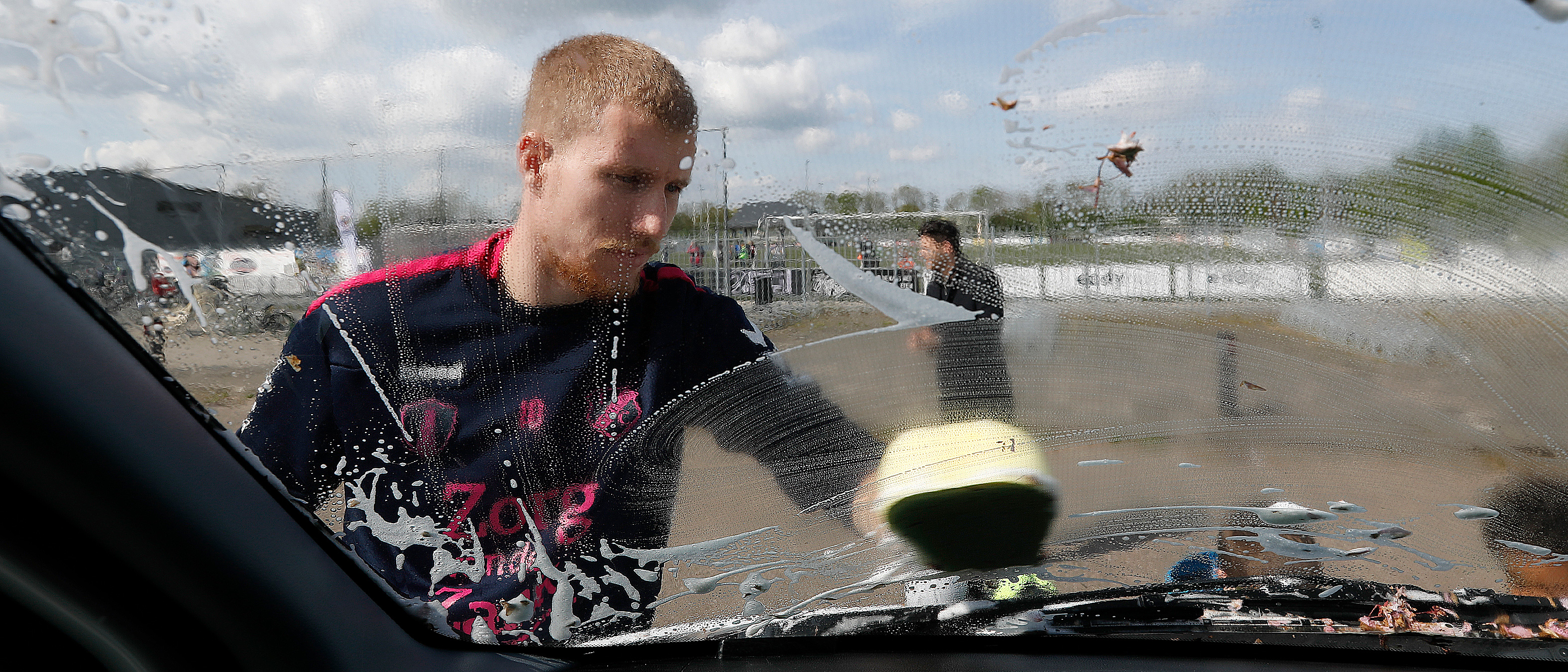 Auto’s wassen en flessen inzamelen