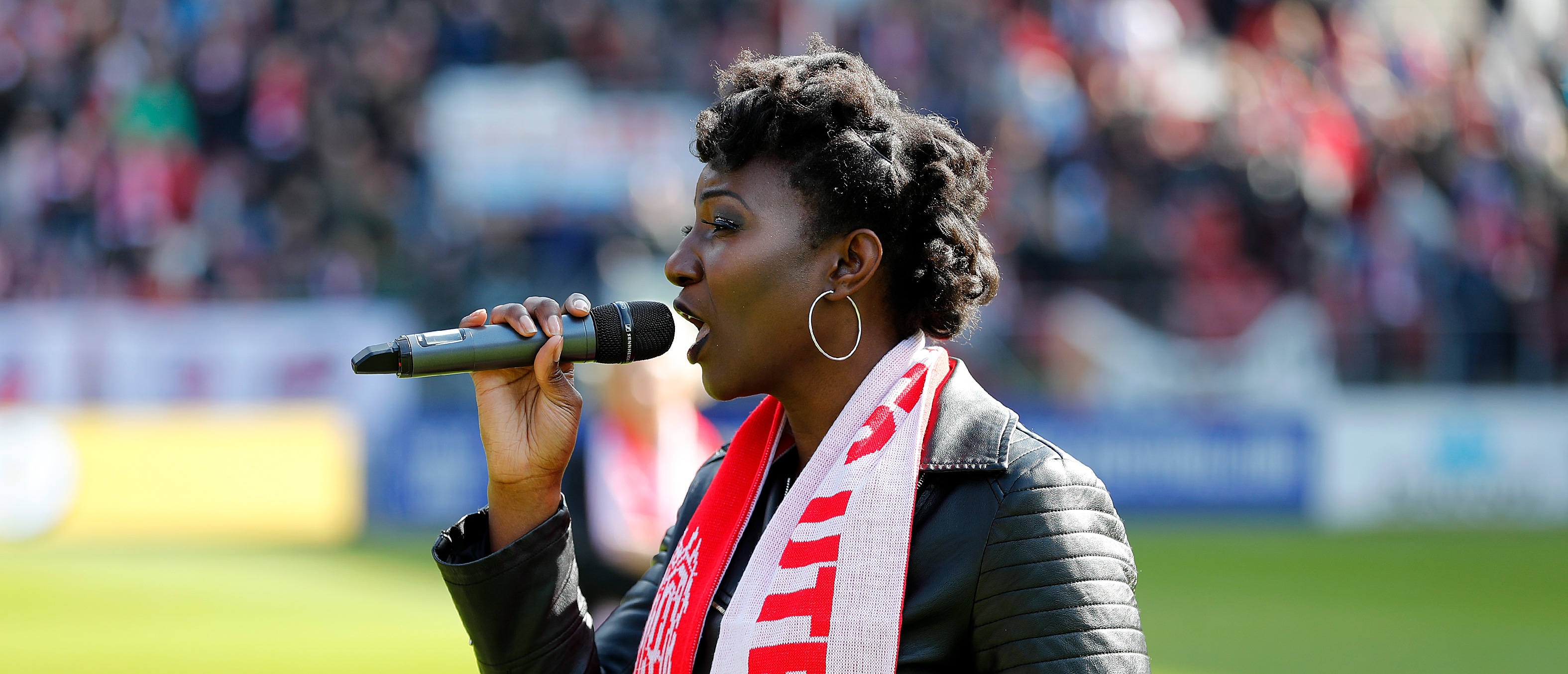 Pia Latoya treedt op bij spelersopkomst