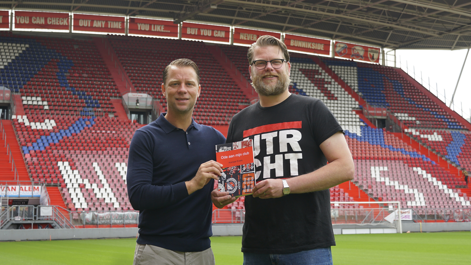 Jordy Zuidam ontvangt eerste exemplaar ‘Ode aan mijn club’