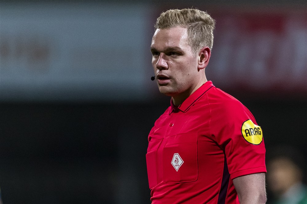 Alex Bos fluit FC Utrecht - Go Ahead Eagles