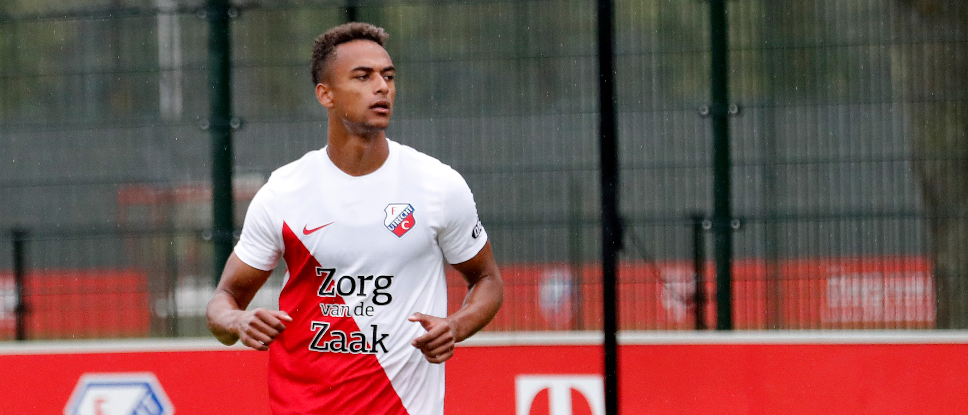 Beloftenspeler St. Jago assisteert bij digitale les