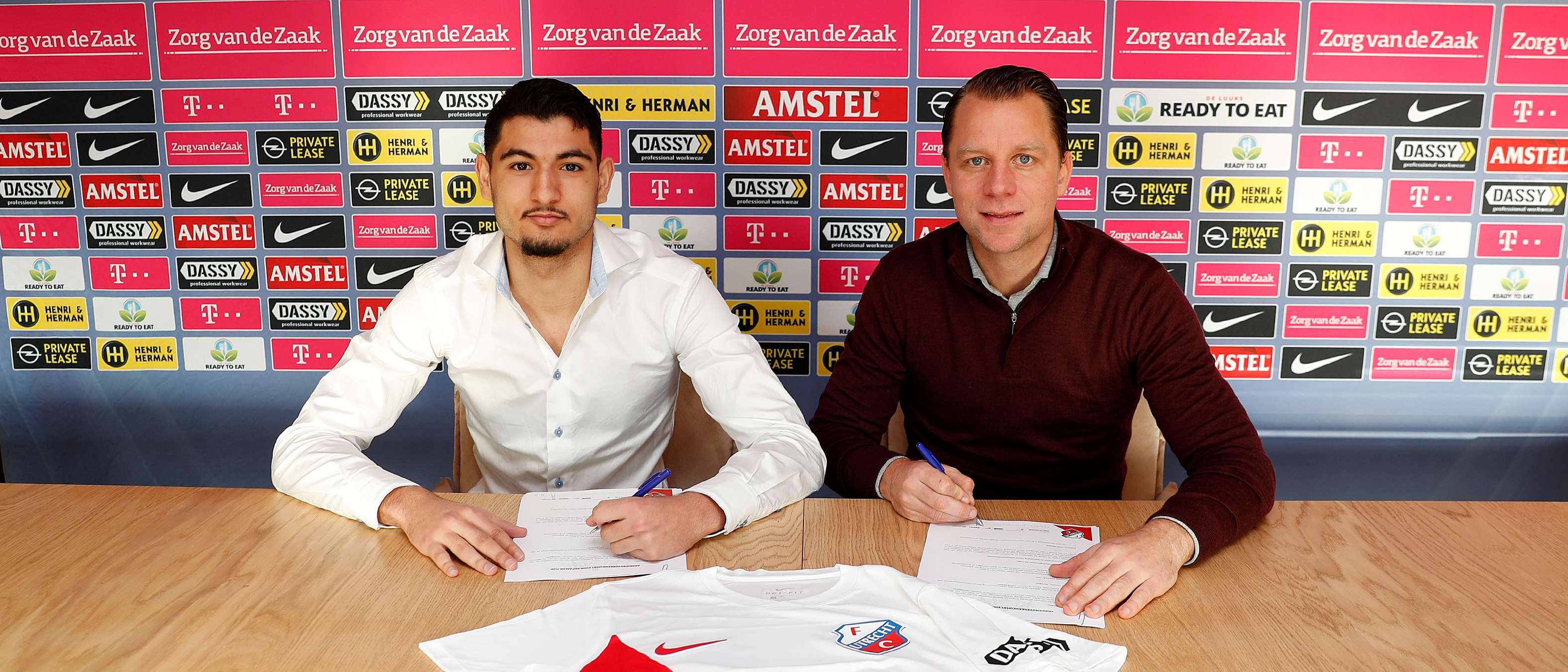 Eerste profcontract voor Reda Akmum