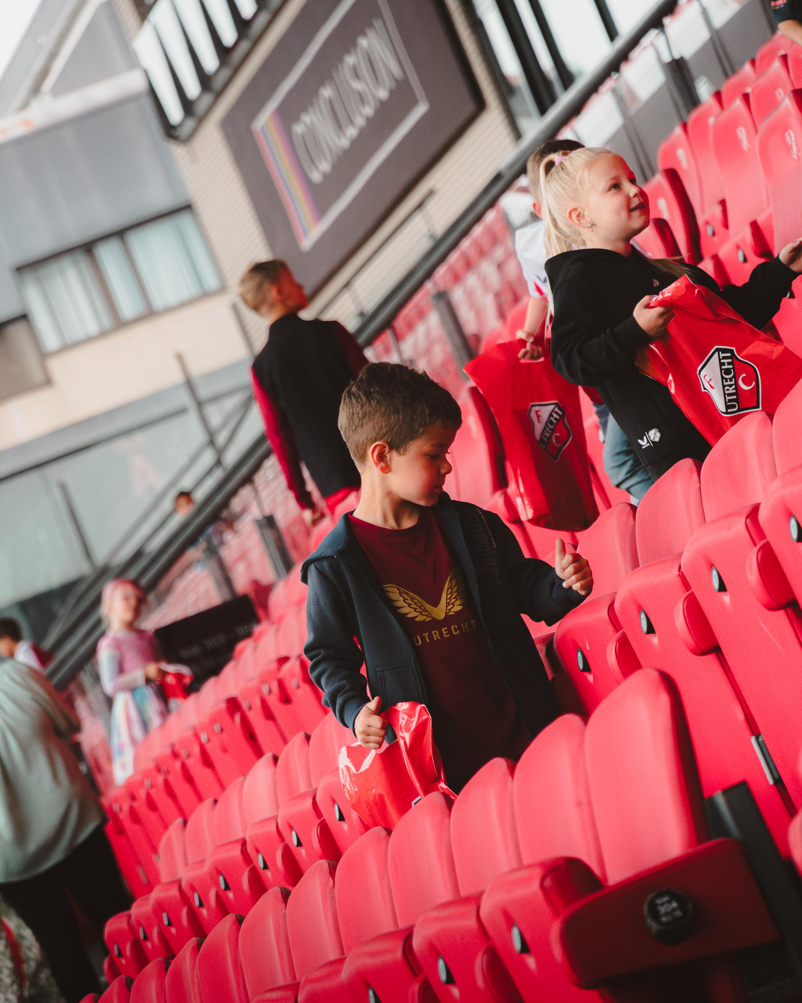 Paaseieren zoeken op de tribunes van Stadion Galgenwaard