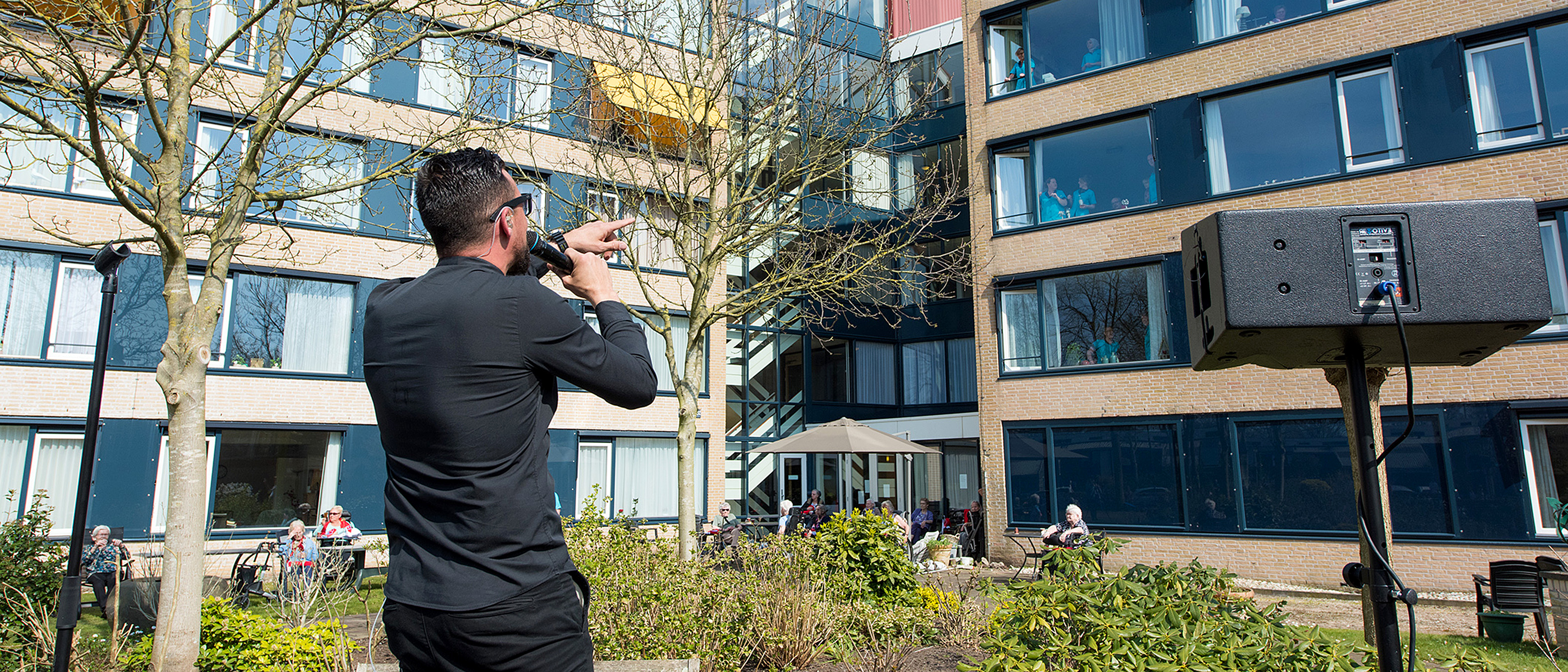 Zanger Dennis Kroon treedt namens FC Utrecht op voor bewoners Bilthovens zorgcentrum De Bremhorst