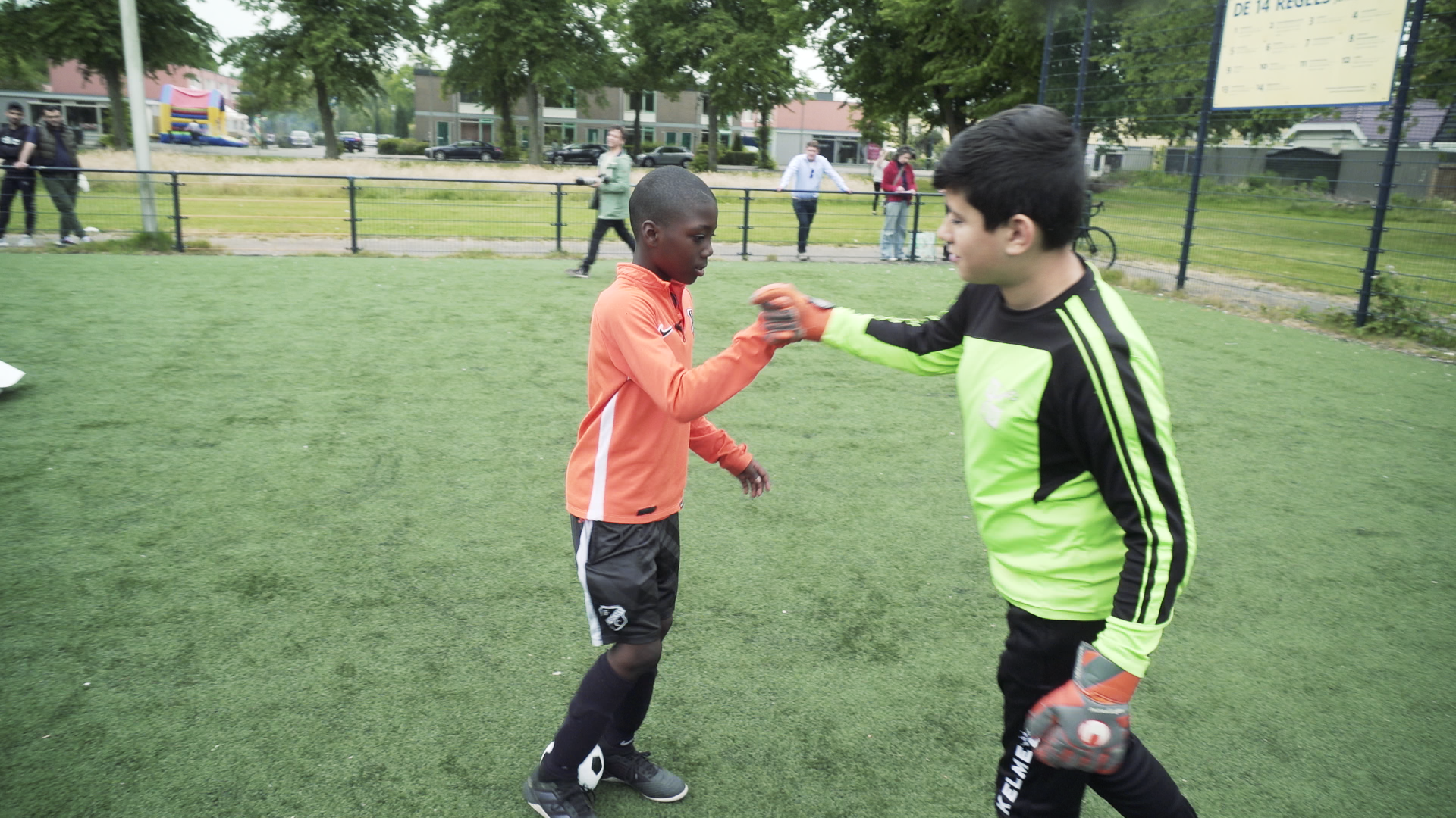 Jeugdspelers FC Utrecht delen Trukendoos uit