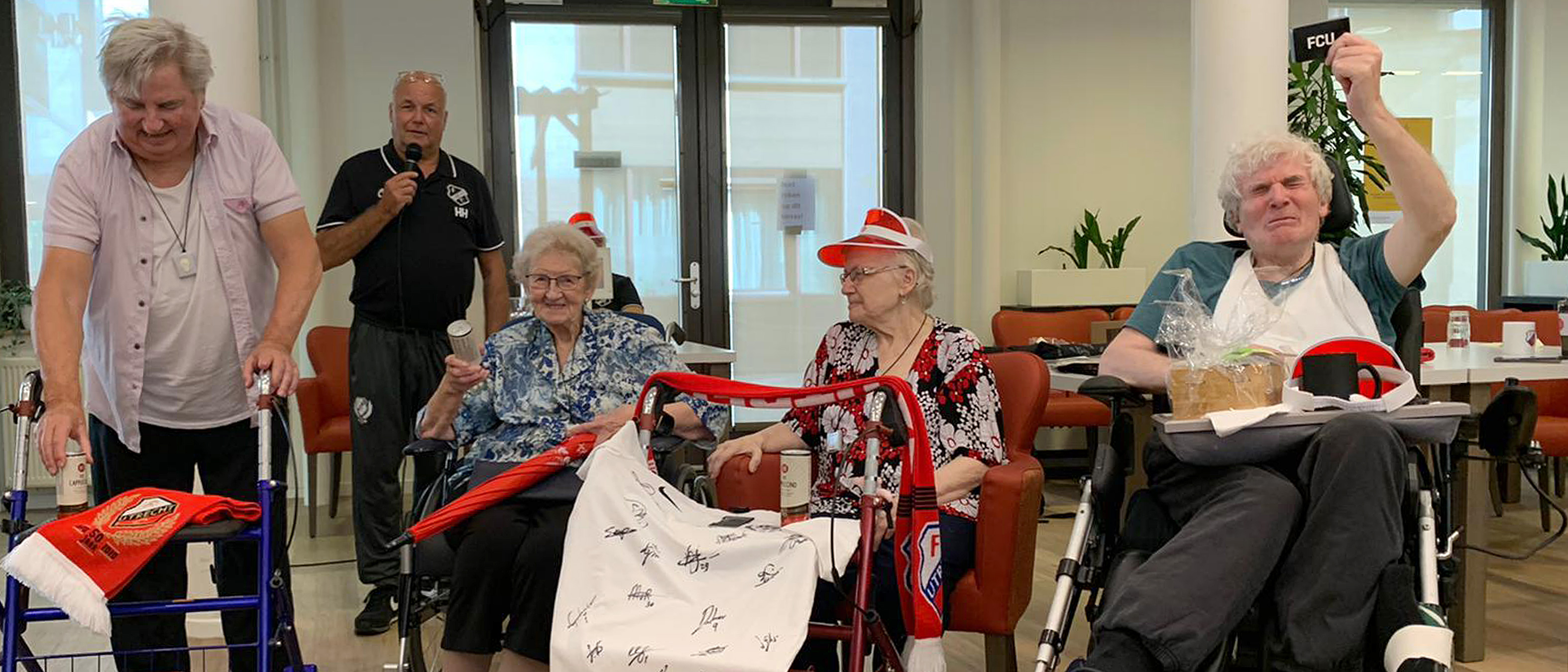 Blije gezichten tijdens bingo bij Bovenwegen