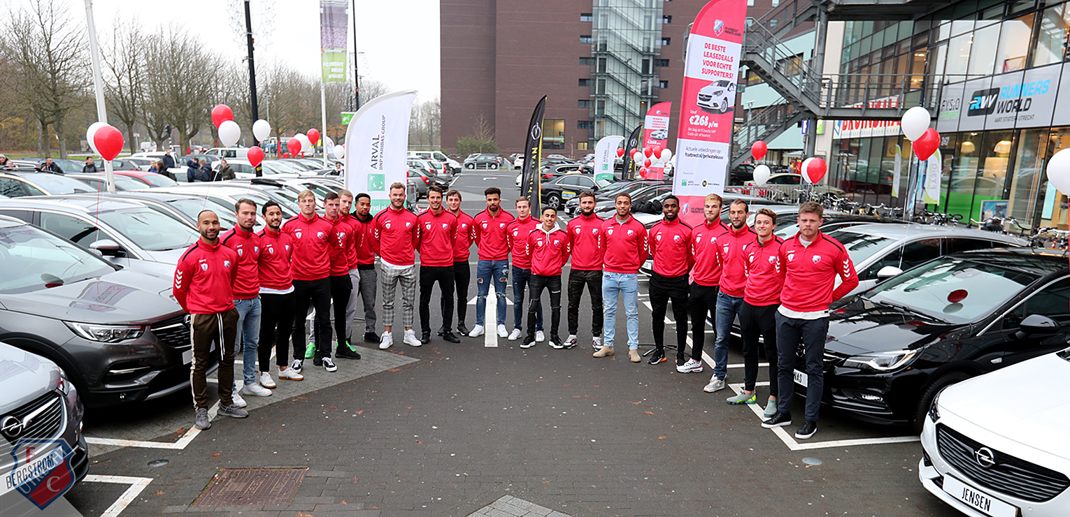 Spelers nemen nieuwe Opels in ontvangst 