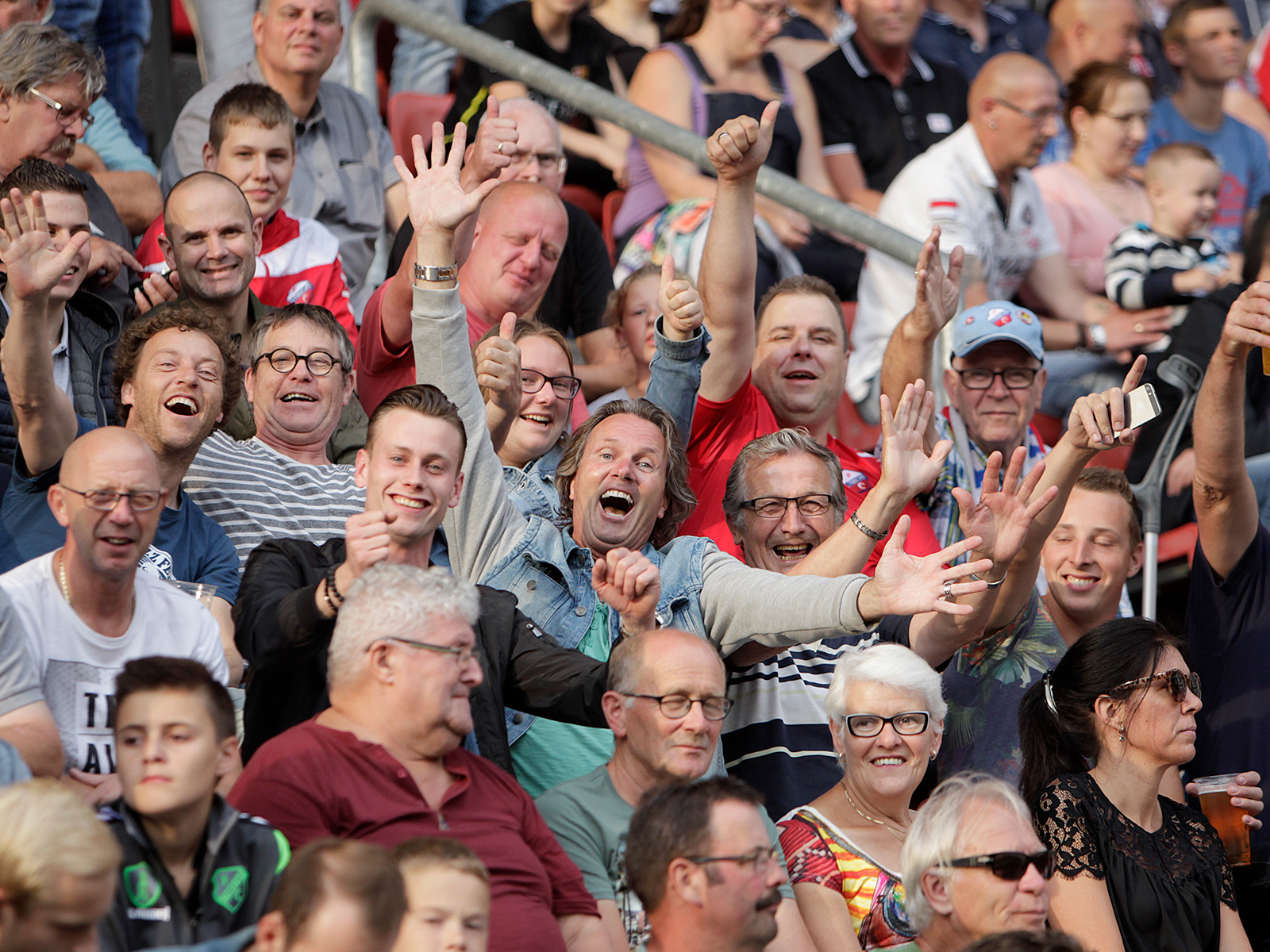 Vrijwilligers in het zonnetje gezet in stadion galgenwaard 