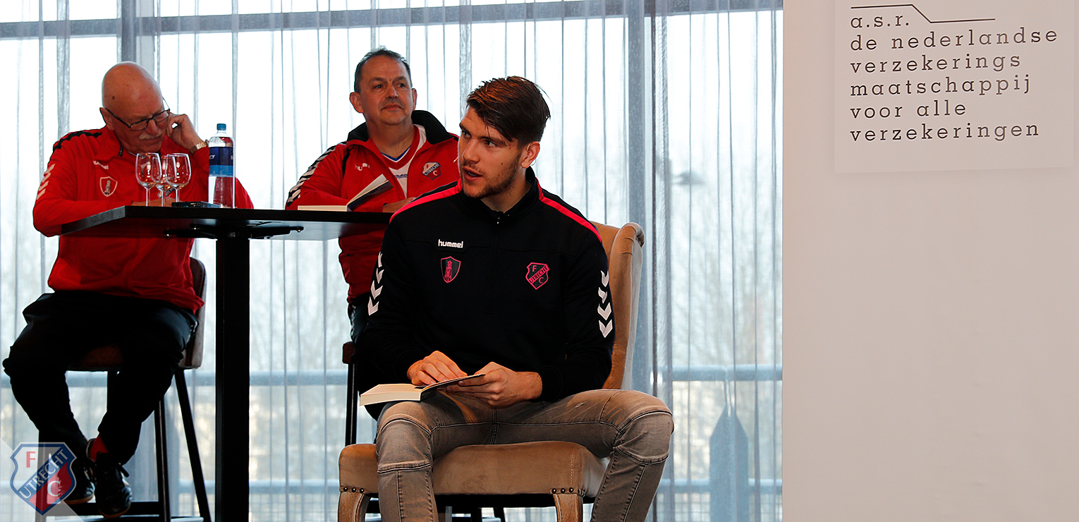 Ademloos luisteren naar voorlezende Maarten Paes