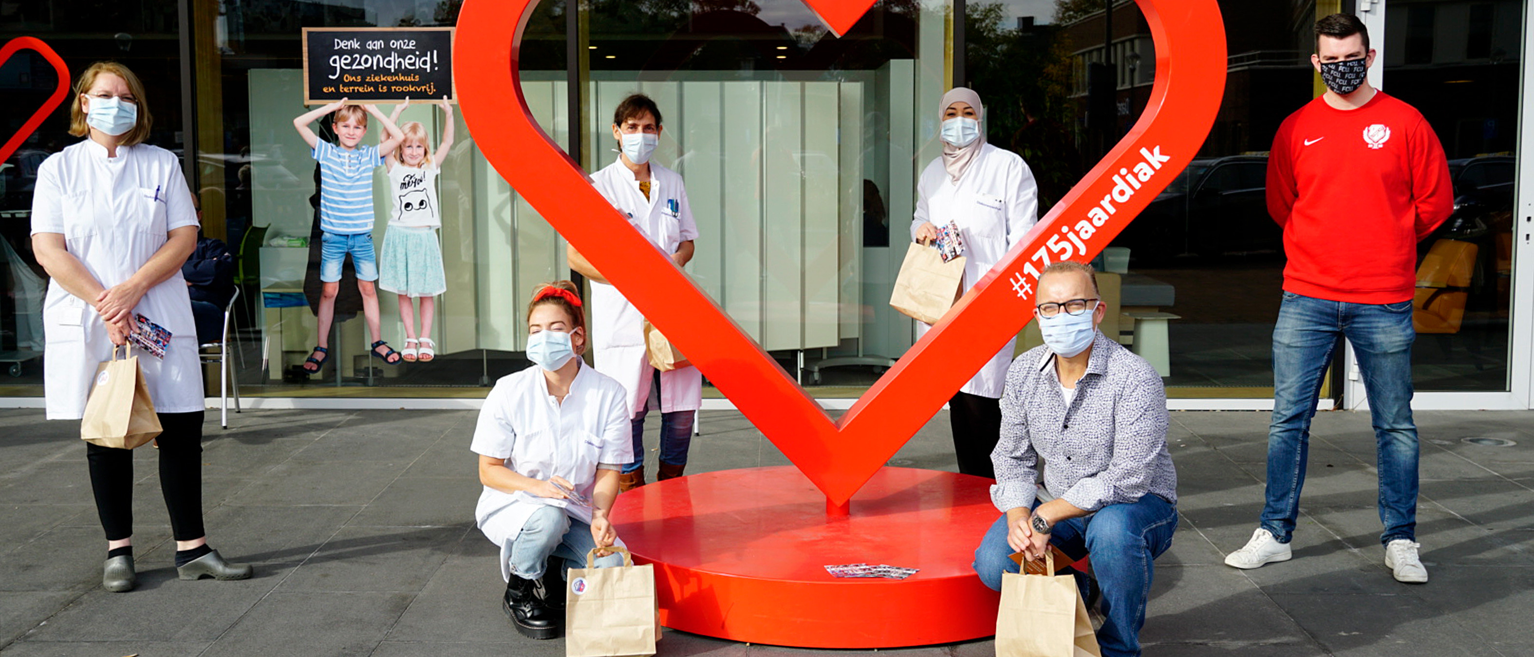 Medewerkers laboratorium Diakonessenhuis en Bouwbedrijf Peek verrast met maaltijd