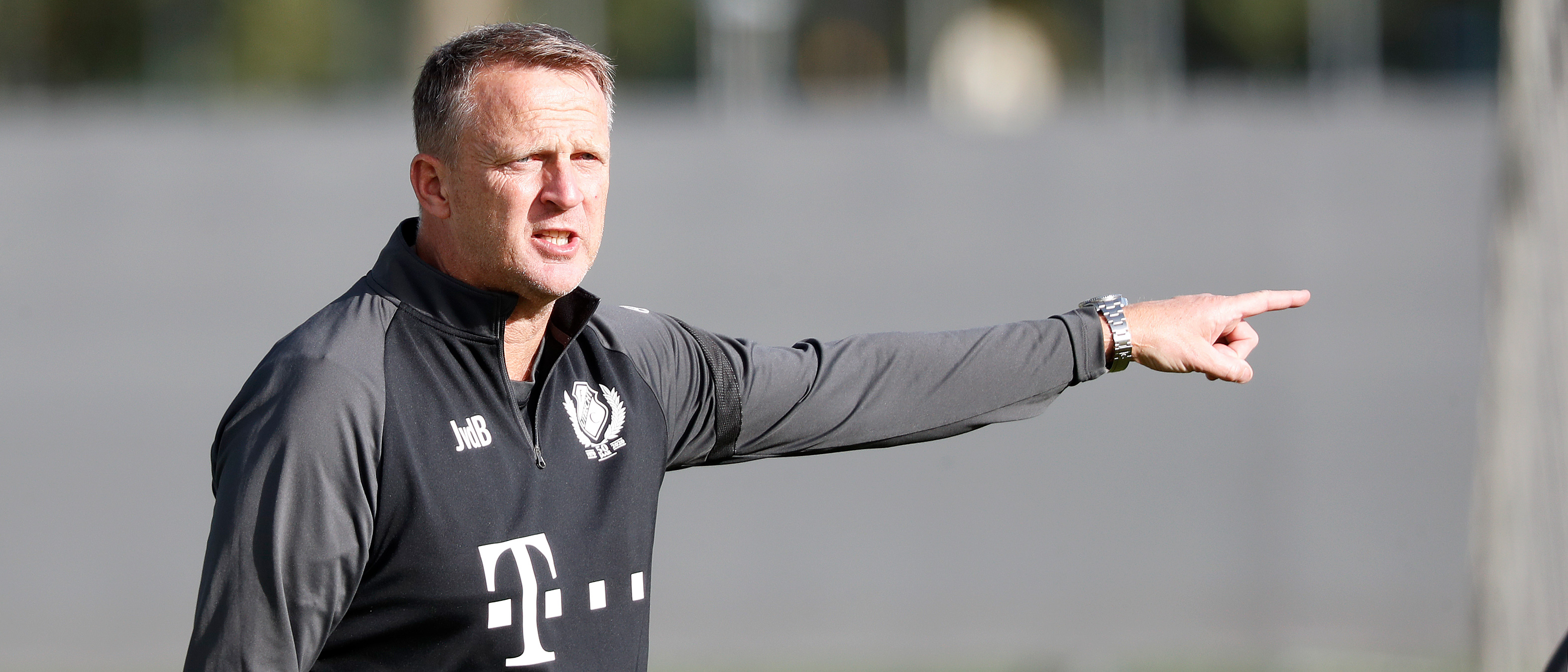 Van den Brom: 'Nog langer grip op wedstrijden hebben'