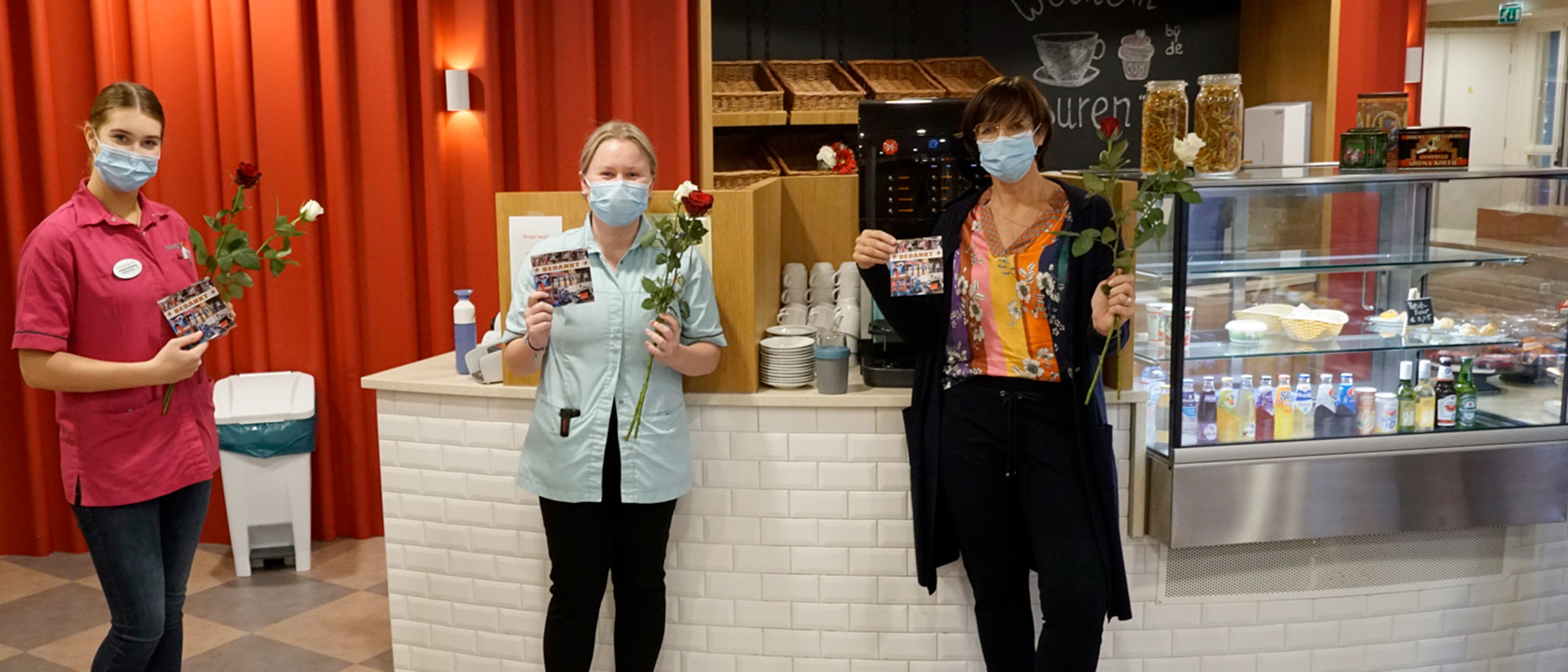 Medewerkers, cliënten en bewoners Amersfoortse instellingen verrast met spandoek, warme worst en roos