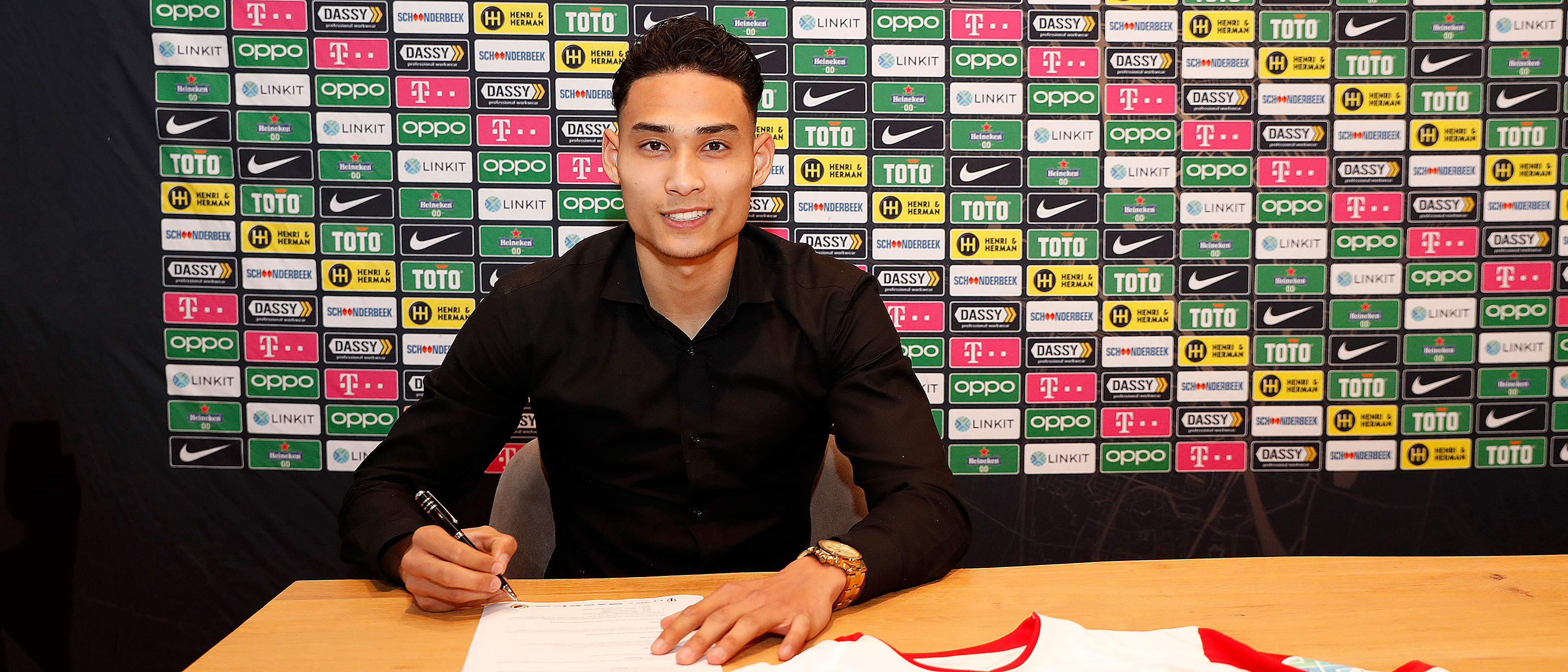 Raymond Huizing tekent eerste profcontract