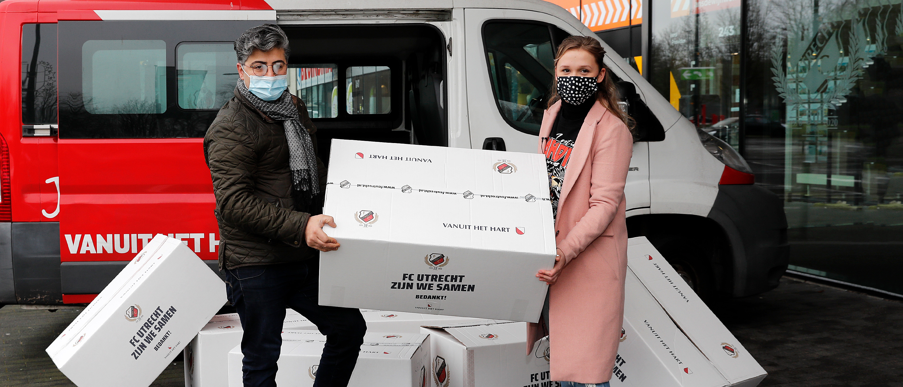 Zestien dozen kleding om actie voor dak- en thuislozen te ondersteunen