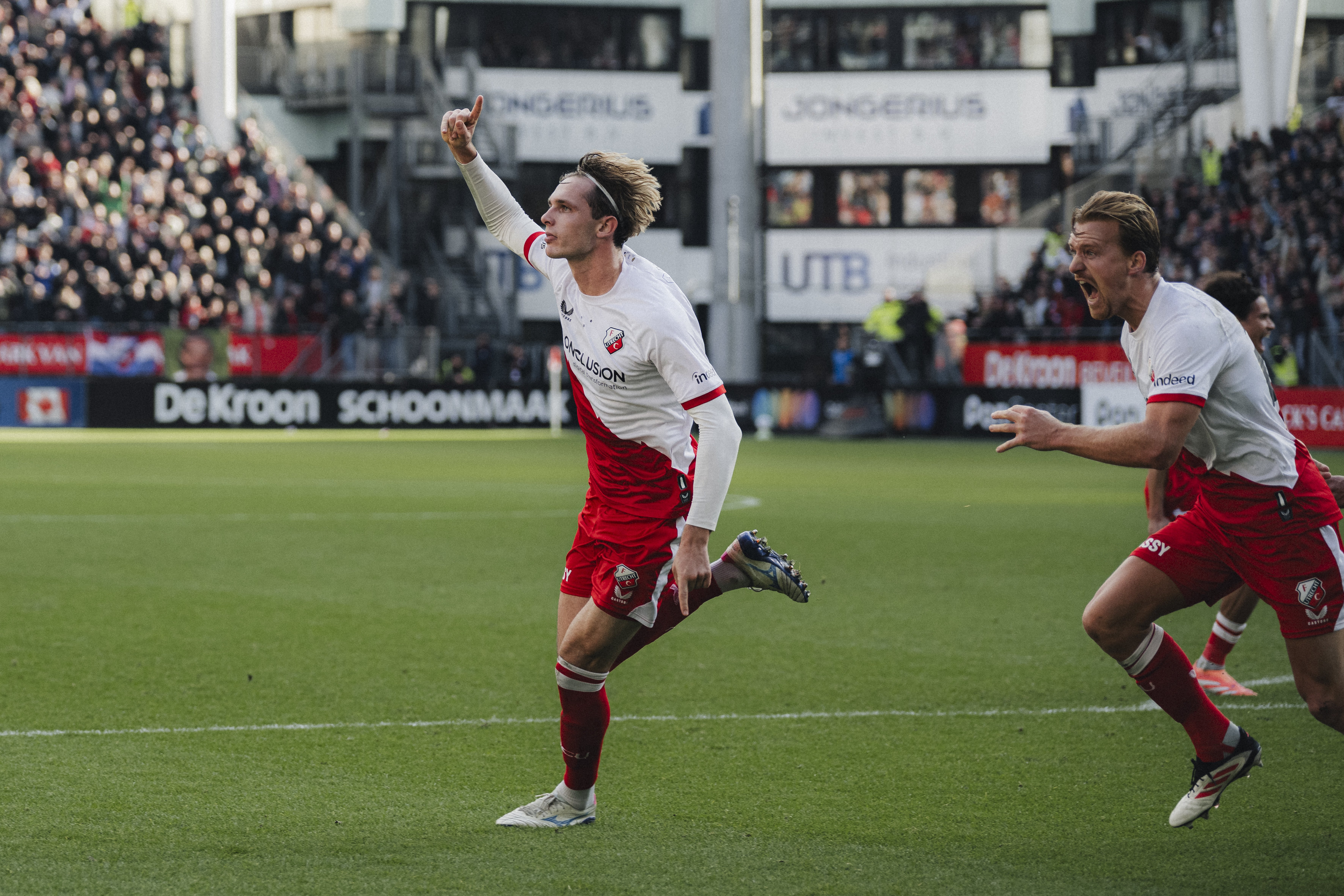 FC Utrecht verslaat Ajax in kolkend Stadion Galgenwaard