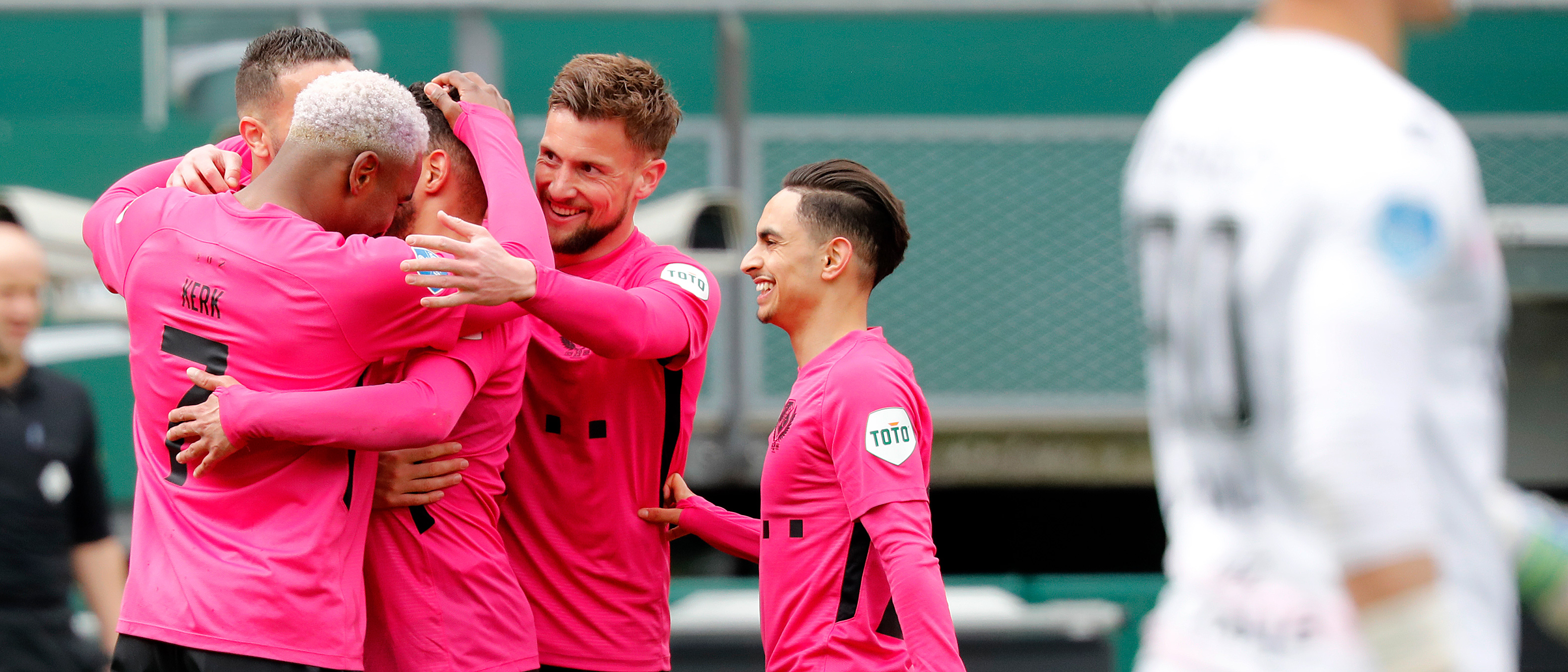 Shirts ADO Den Haag - FC Utrecht worden geveild