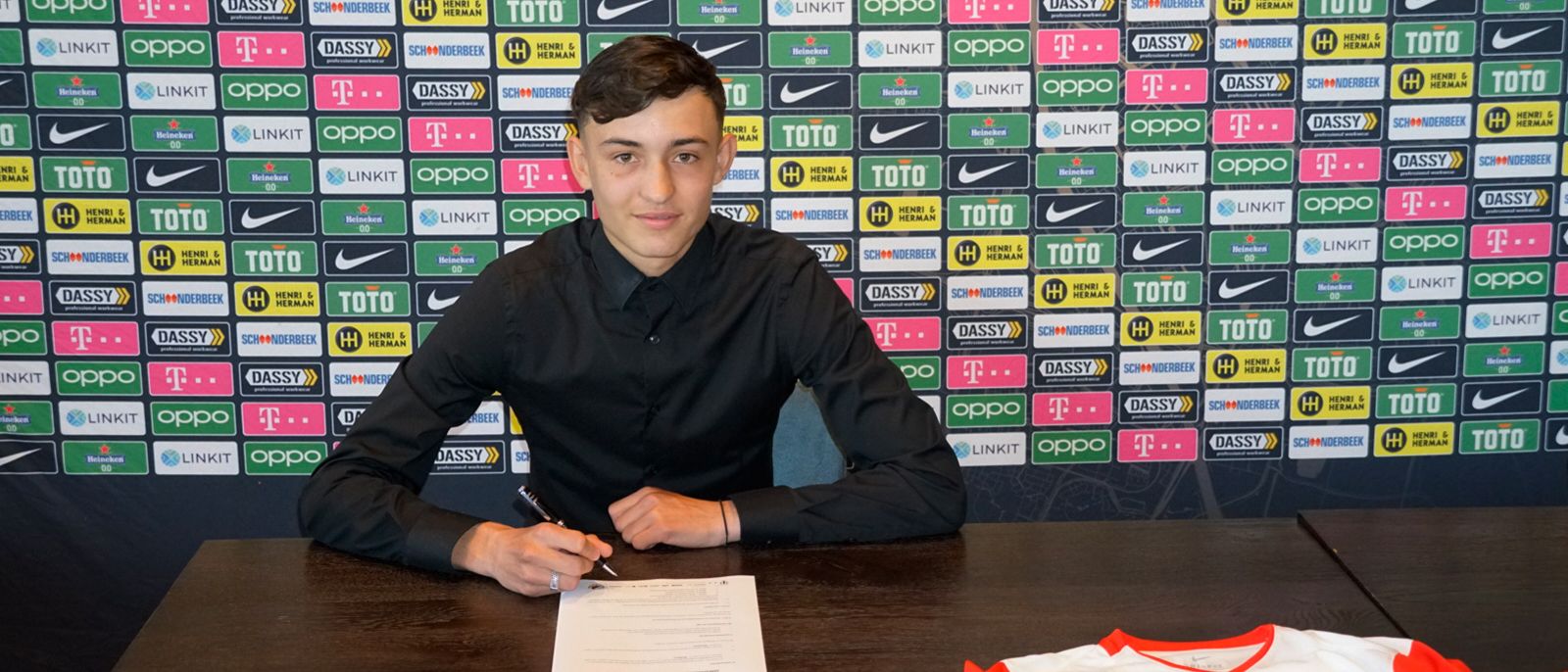 Eerste profcontract voor Ivar Jenner