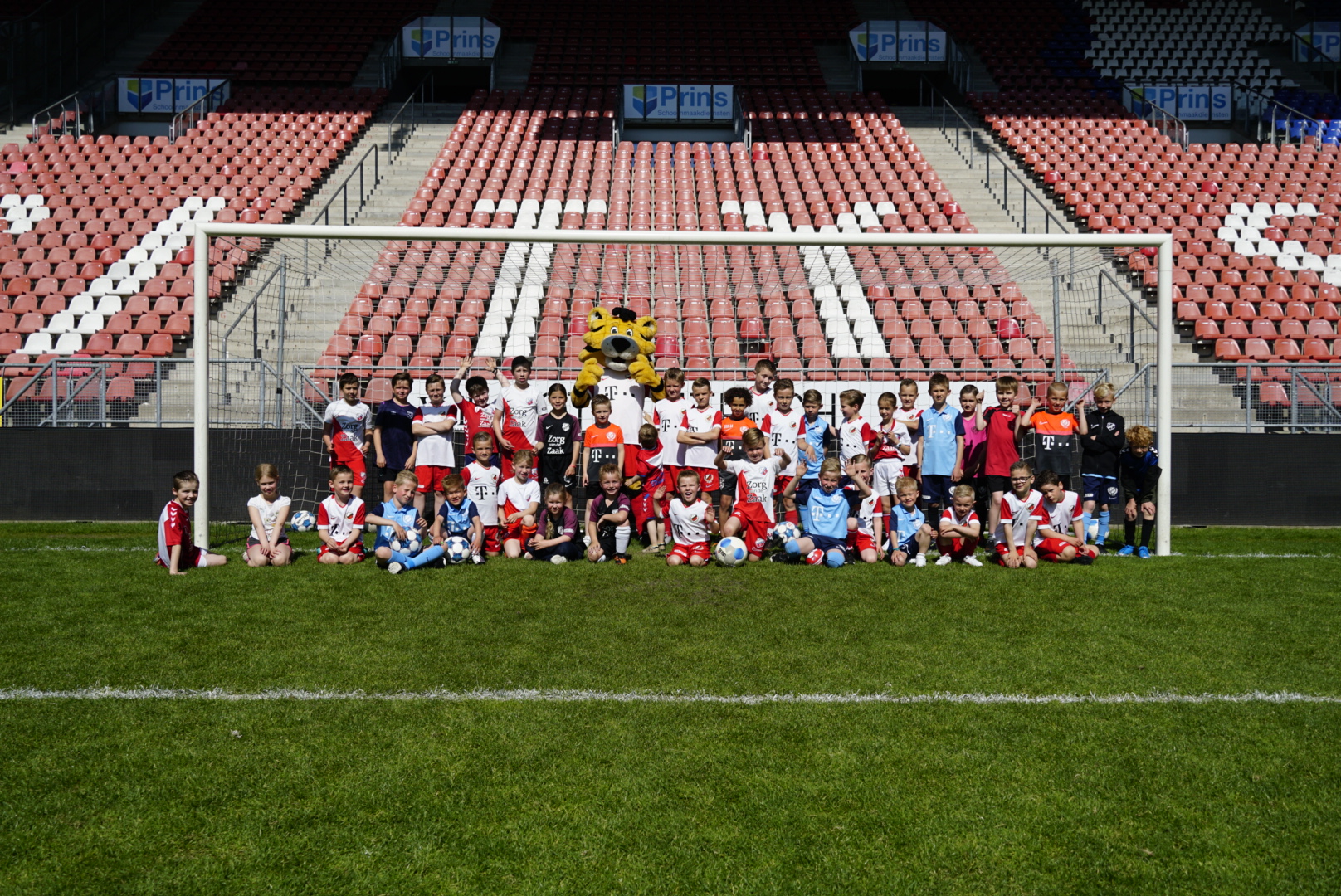 Verstoppertje en Voetgolf: jonge supporters genieten in Stadion Galgenwaard