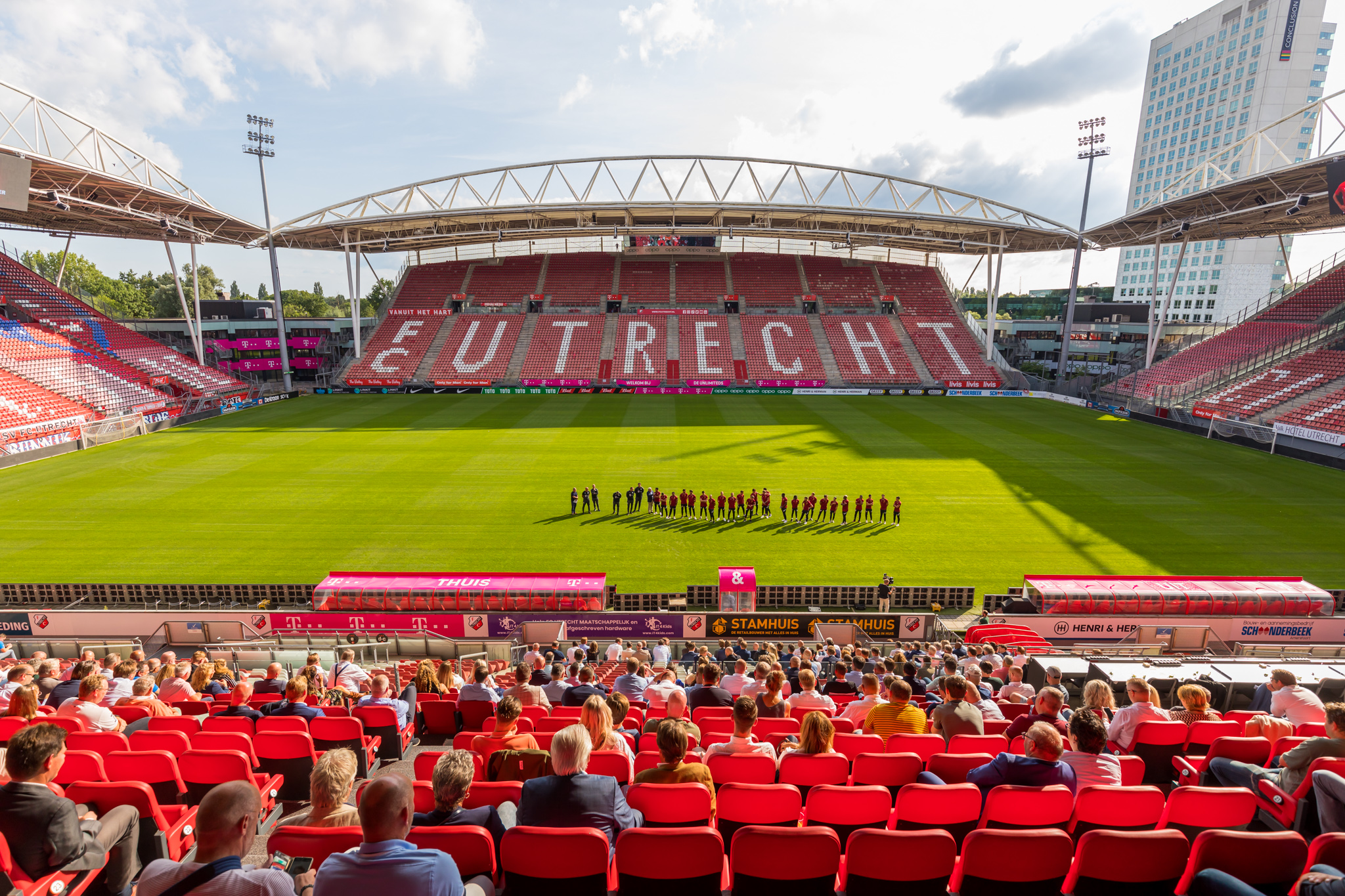 Leden FC Utrecht Business Club trappen zakelijk seizoen af