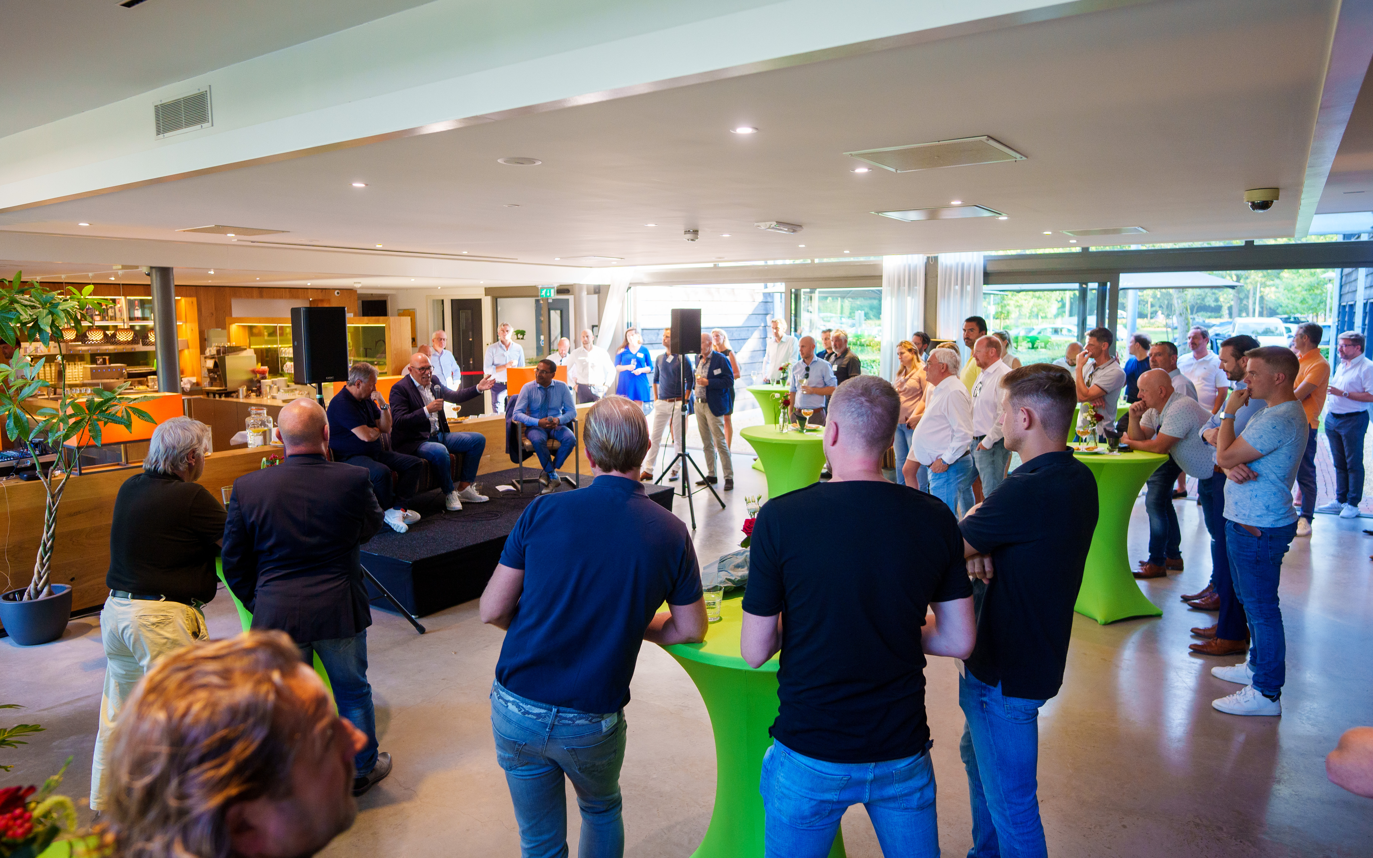 Meer dan honderd leden proosten tijdens FC Utrecht Business Borrel