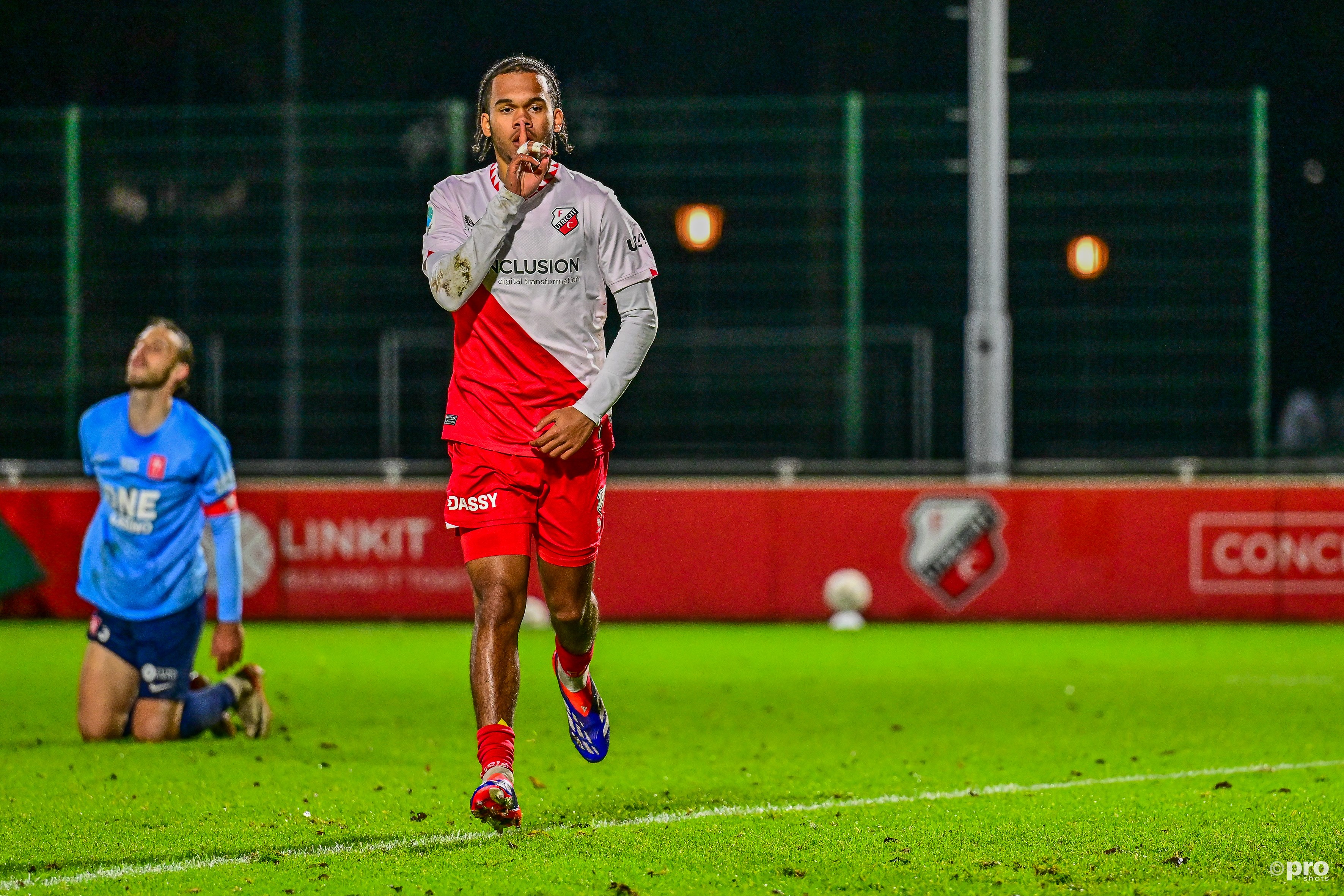 Copyright Proshots 26670976