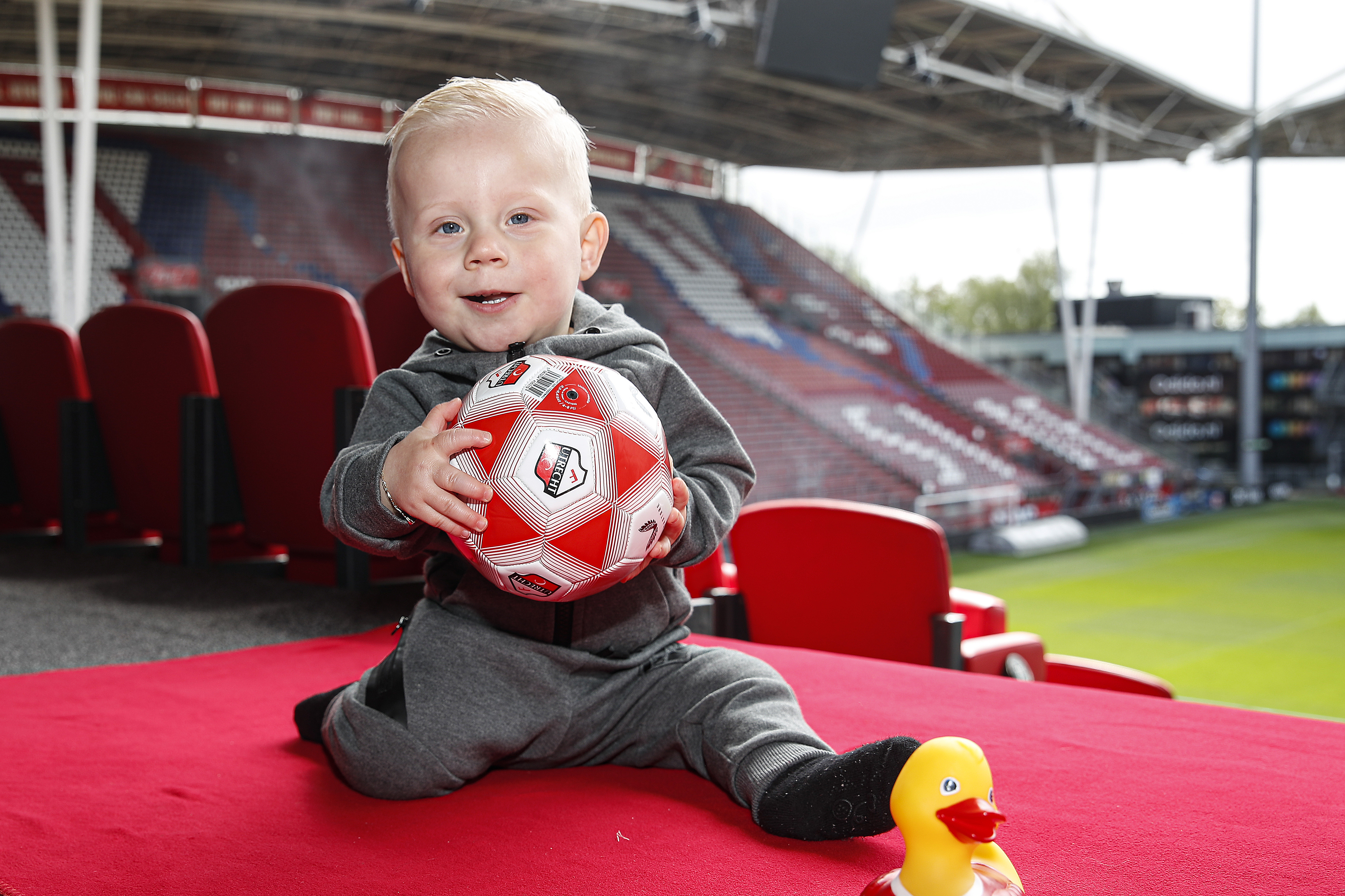 Allerjongste supporters in Stadion Galgenwaard voor Babyfotoshoot 
