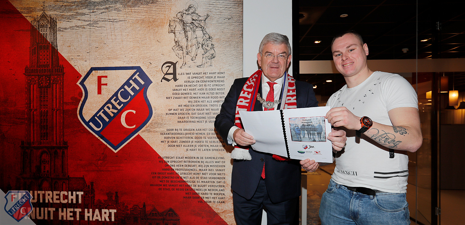 Supporters overhandigen burgemeester zij aan zij-rapport