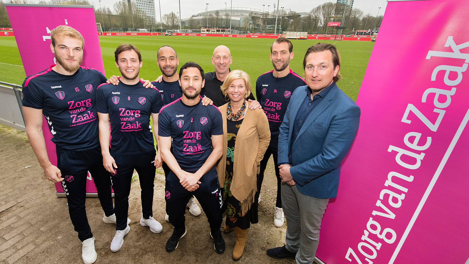 Selectiespelers FC Utrecht voor één dag mantelzorger tijdens provinciebezoek