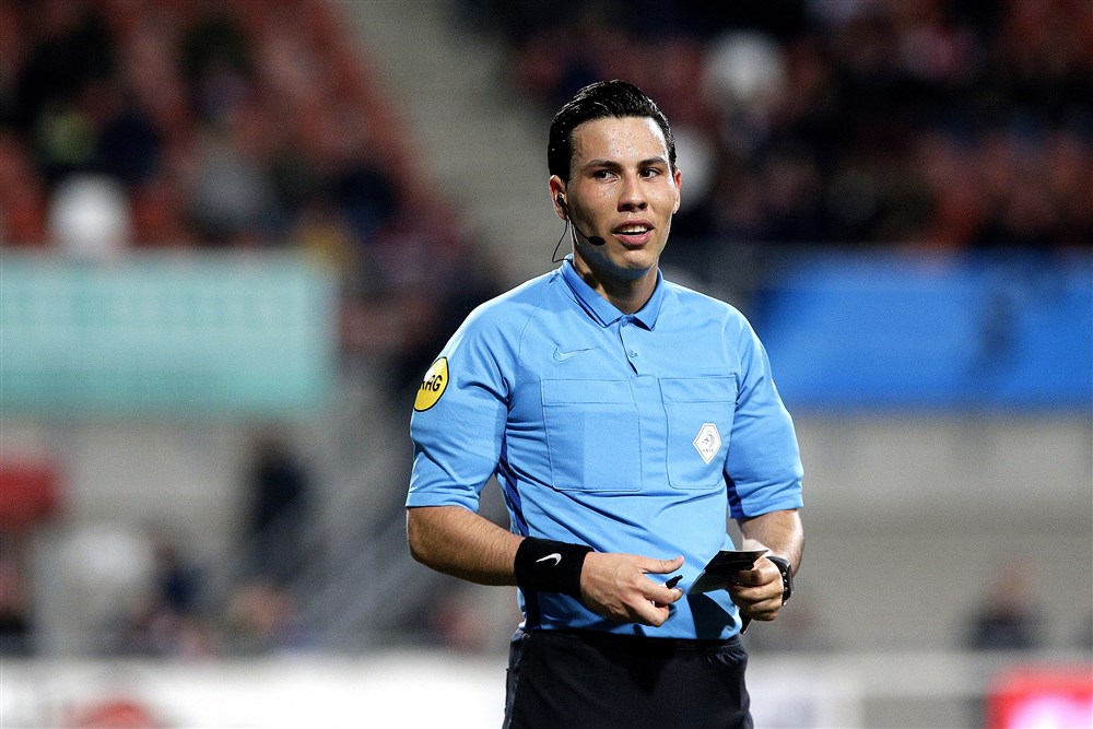 Luca Cantineau leidsman bij Jong FC Utrecht - FC Eindhoven