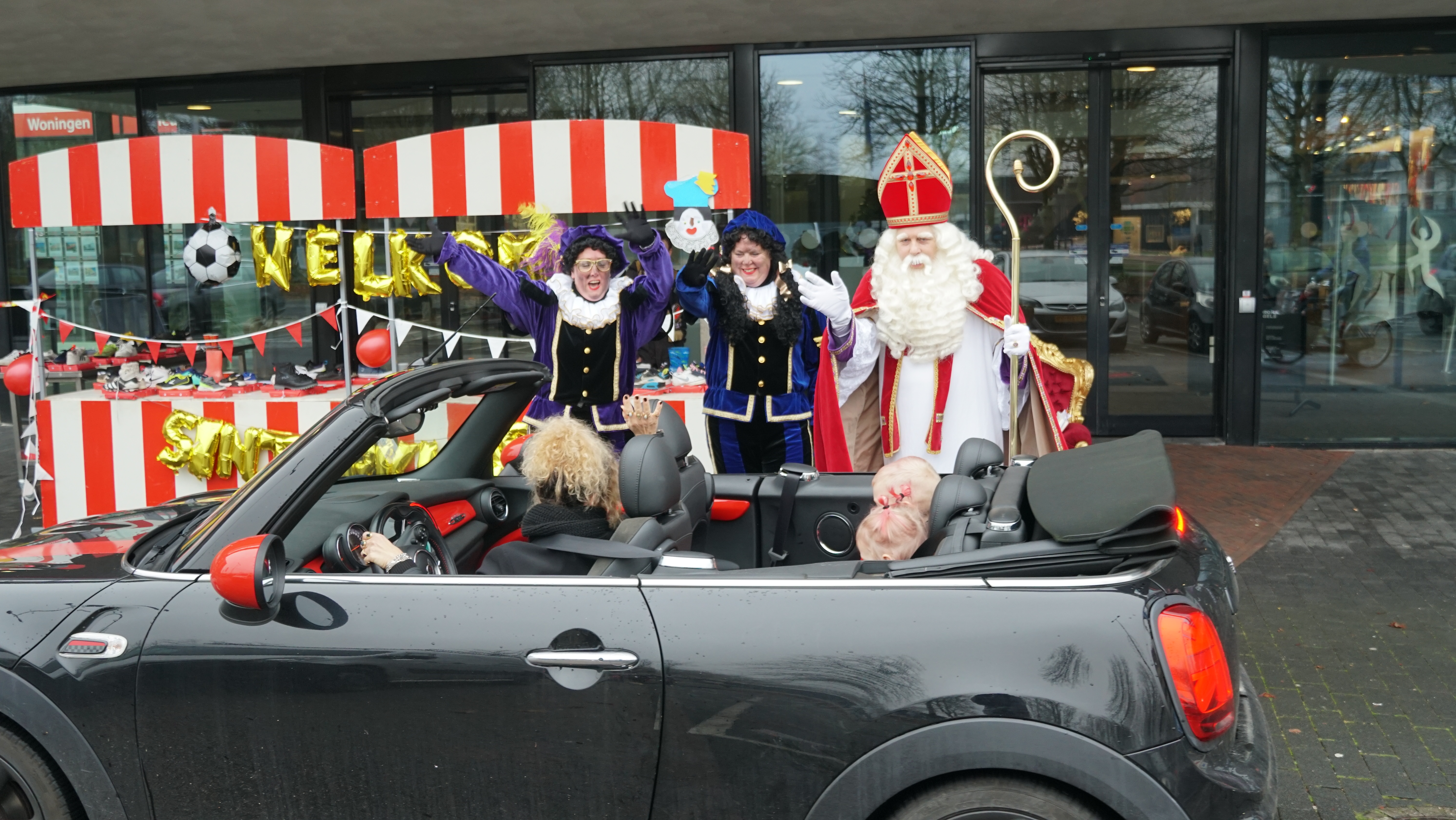 Junior Tigers-leden glunderend door Sinterklaas Drive Through