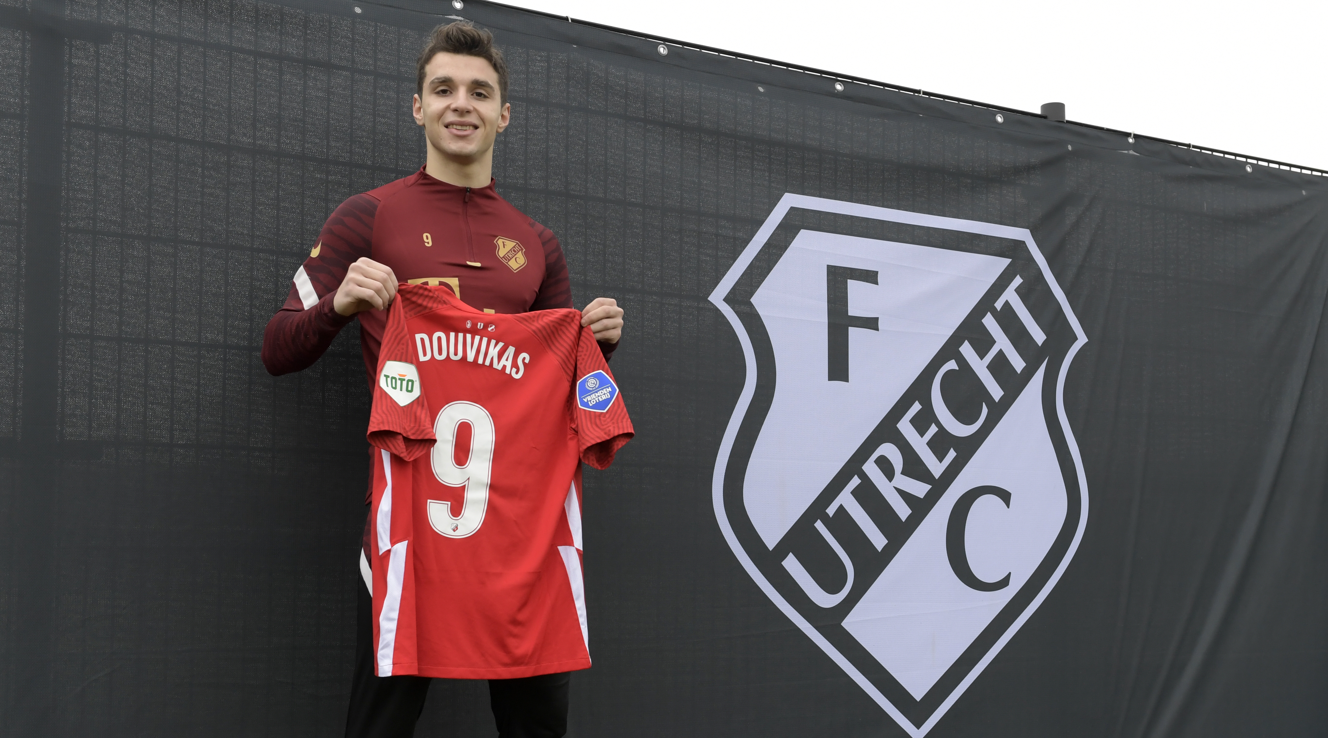 Tasos Douvikas voortaan met rugnummer 9