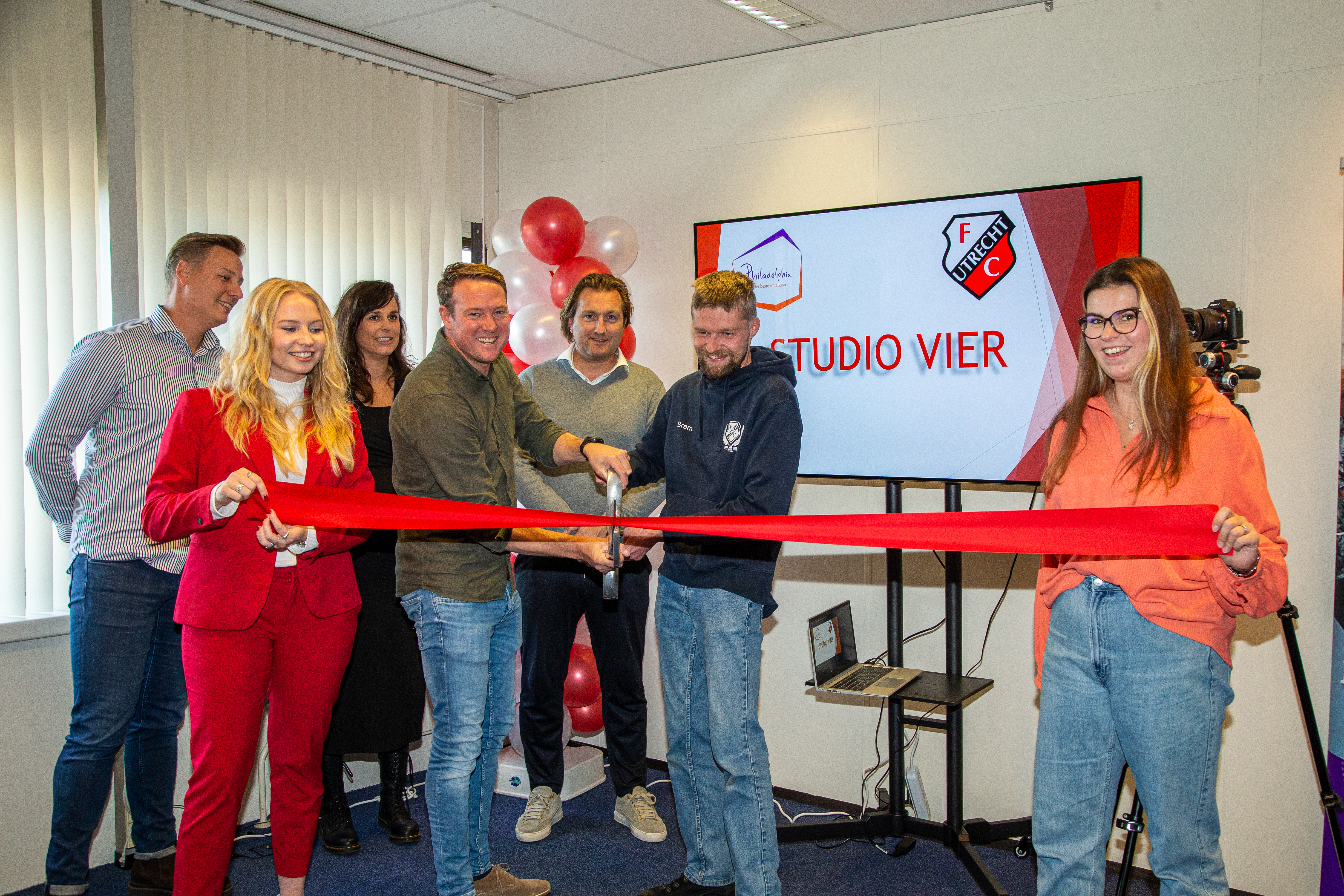 Aftrap multimedia Studio Vier pal naast Stadion Galgenwaard 