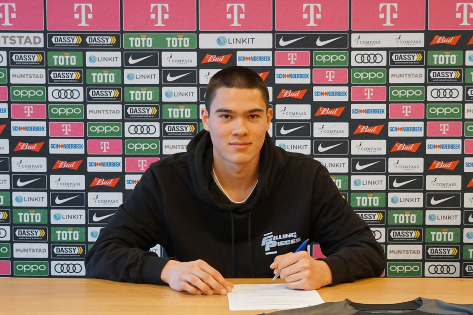 Eerste profcontract voor Mees Eppink