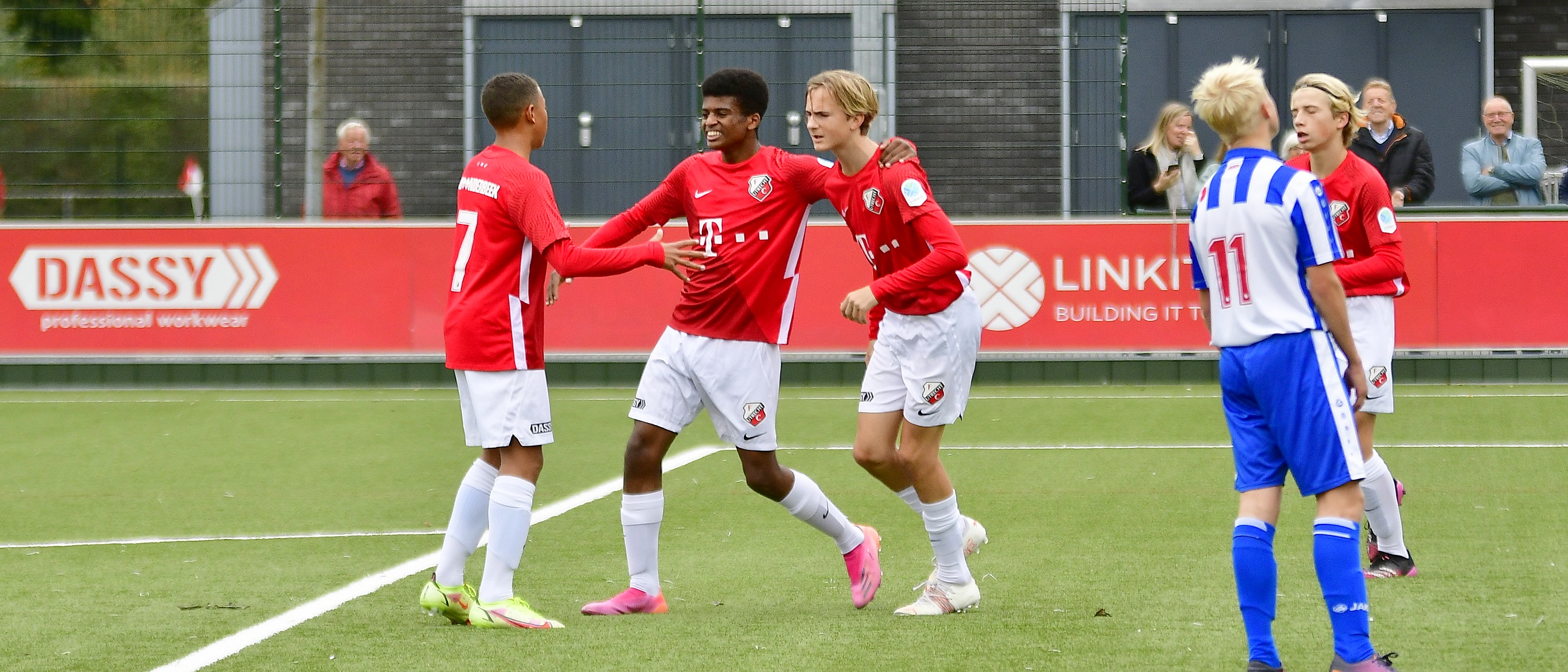 Wedstrijd van de Week: FC Utrecht O15 verdedigt koppositie met een ruime zege