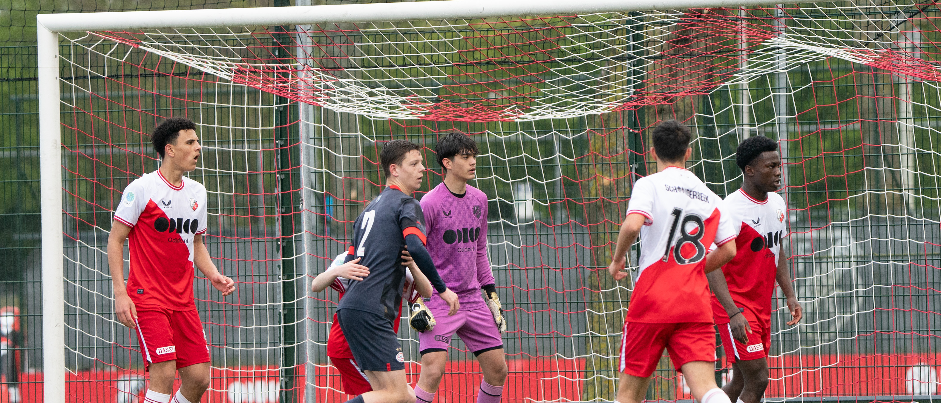 Een belangrijke overwinning voor FC Utrecht O15 dat volop blijft meedoen om de bovenste plaatsen.