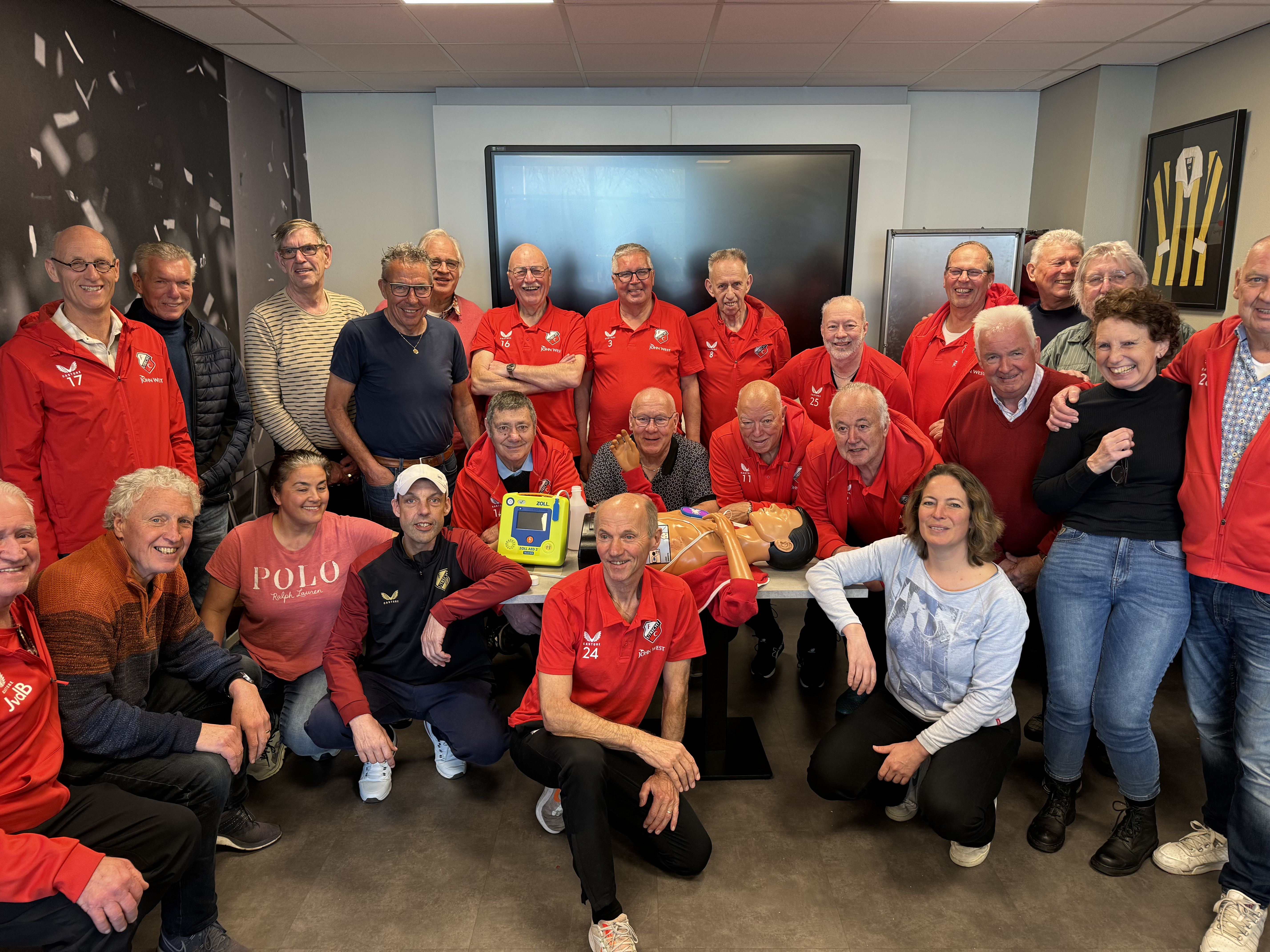 UMC Utrecht spijkert kennis FC Utrecht Oldstars bij middels AED/Reanimatiecursus 