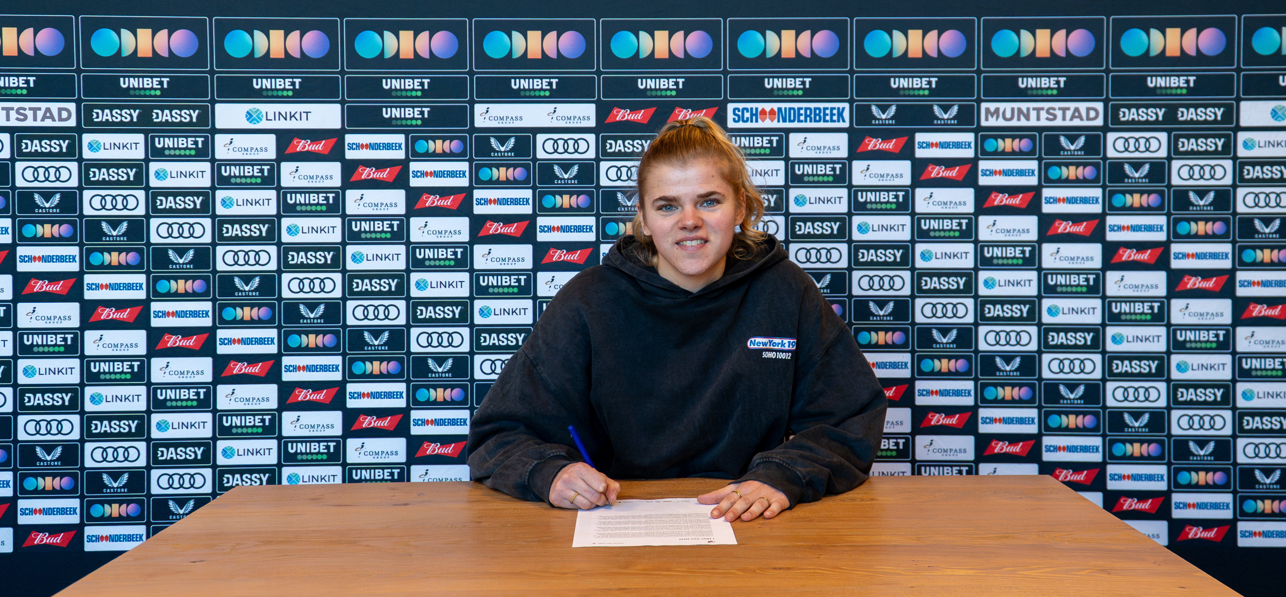 Nieuw FC Utrecht Vrouwen-contract voor geschiedenisschrijfster Dieke van Straten