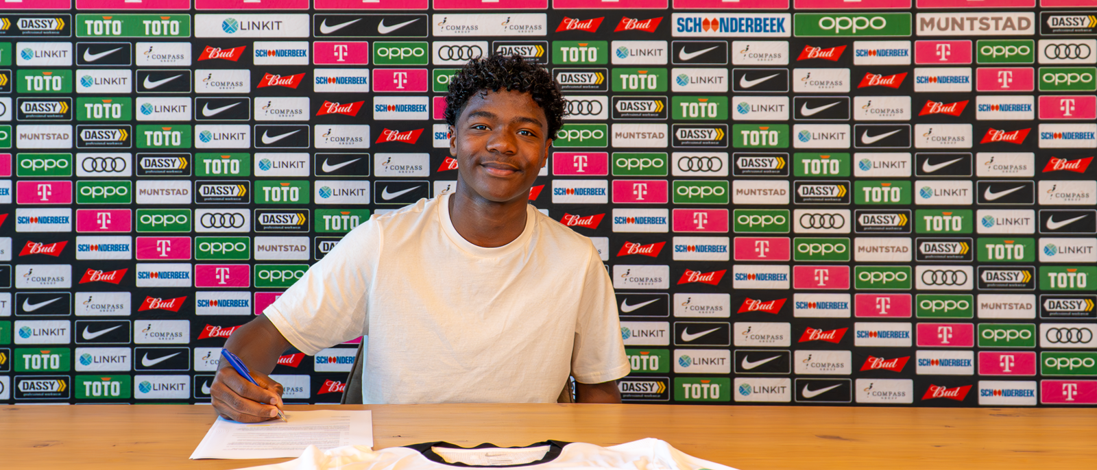 Jaygo van Ommeren tekent eerste profcontract