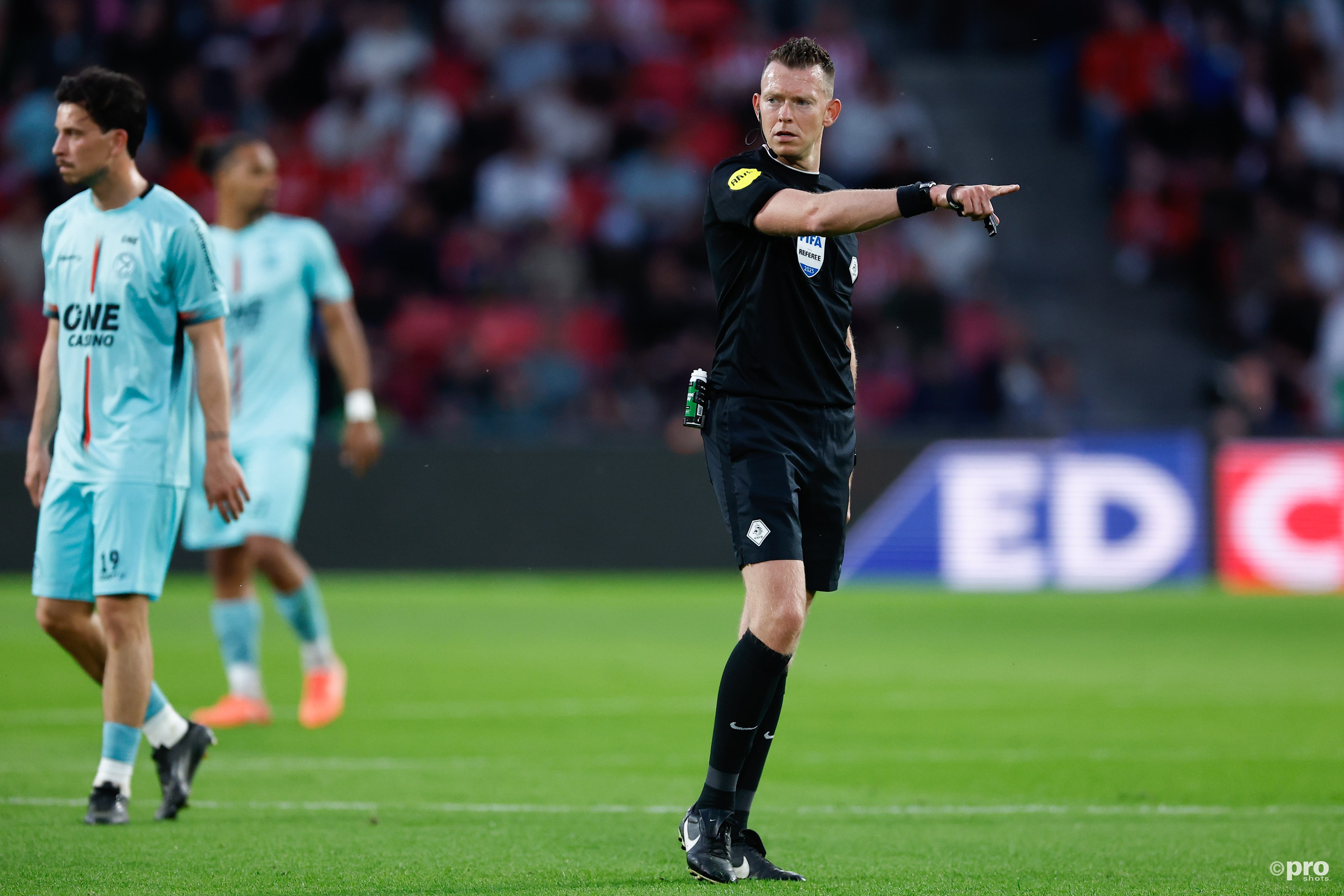 Allard Lindhout fluit wedstrijd in Waalwijk