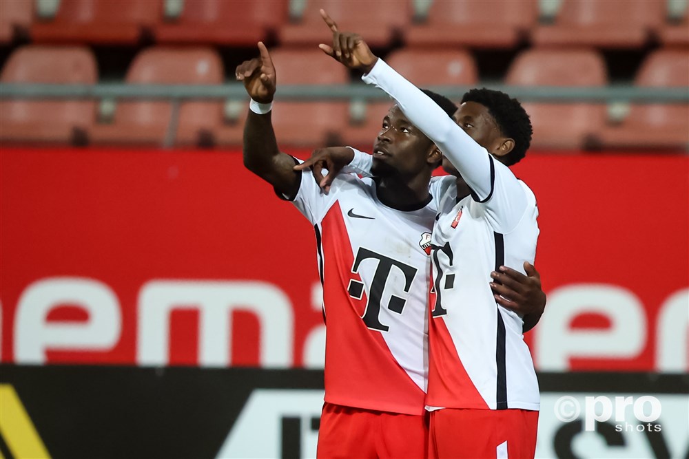 Jong FC Utrecht loopt polonaise in Stadion Galgenwaard