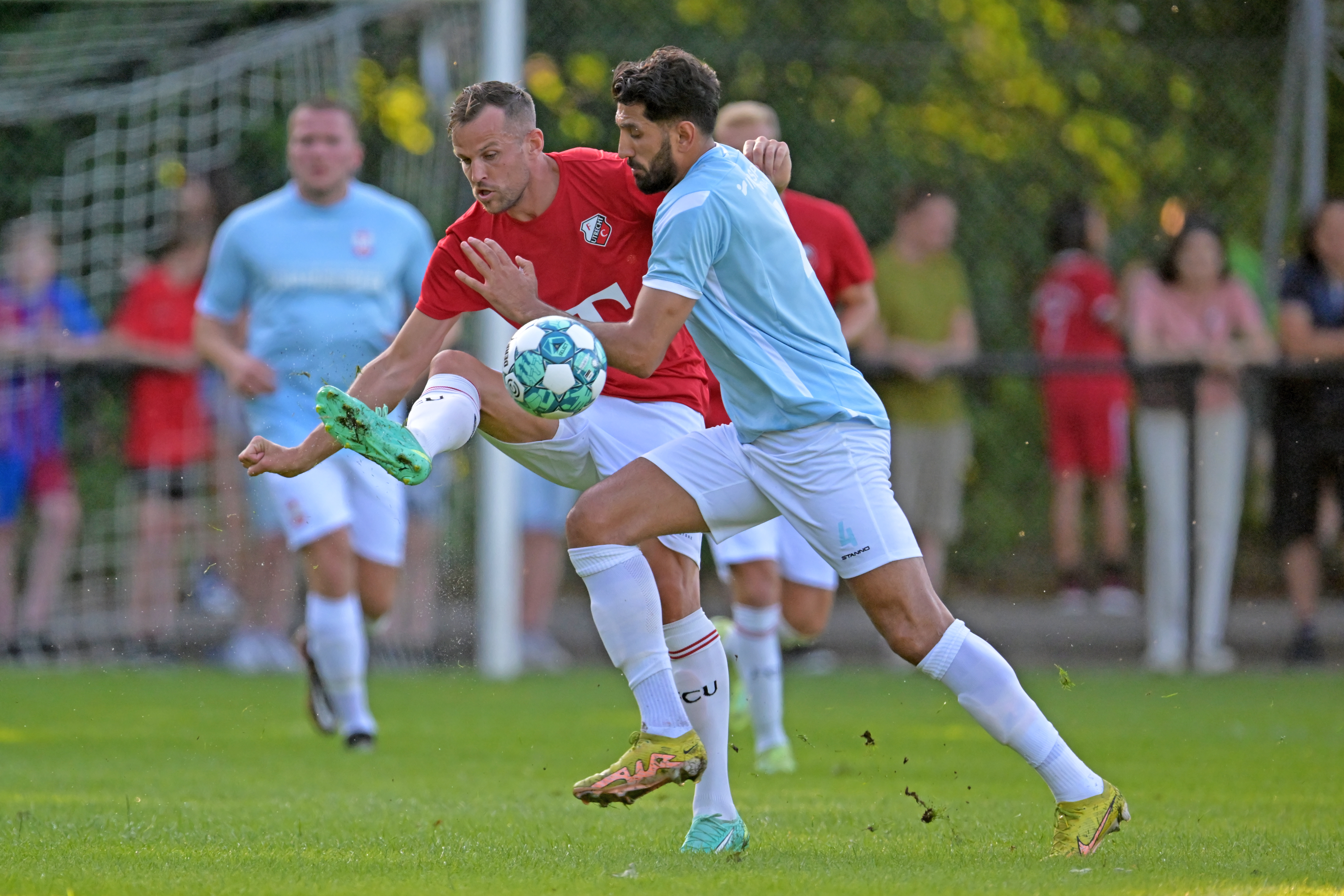 Half dozijn doelpunten in eerste oefenpot