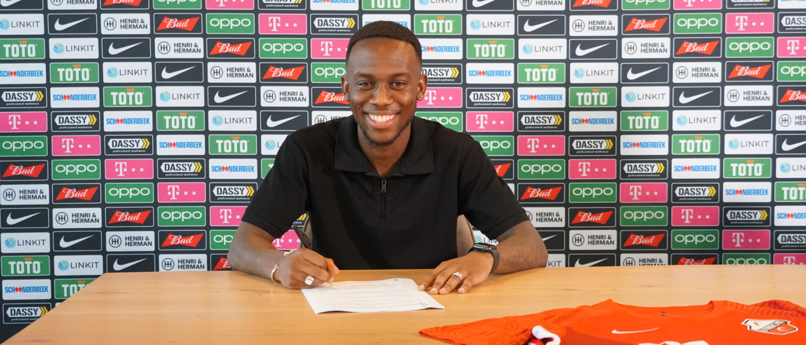 Contract Djevencio van der Kust opengebroken en verlengd