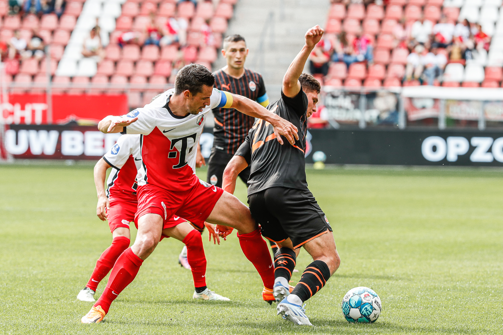 FC Utrecht en Shakhtar Donetsk spelen gelijk in benefietwedstrijd