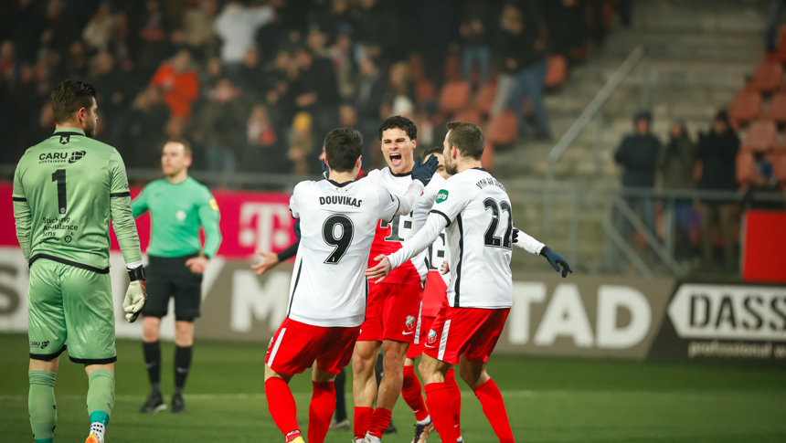 Douvikas schiet FC Utrecht naar midweekse zege