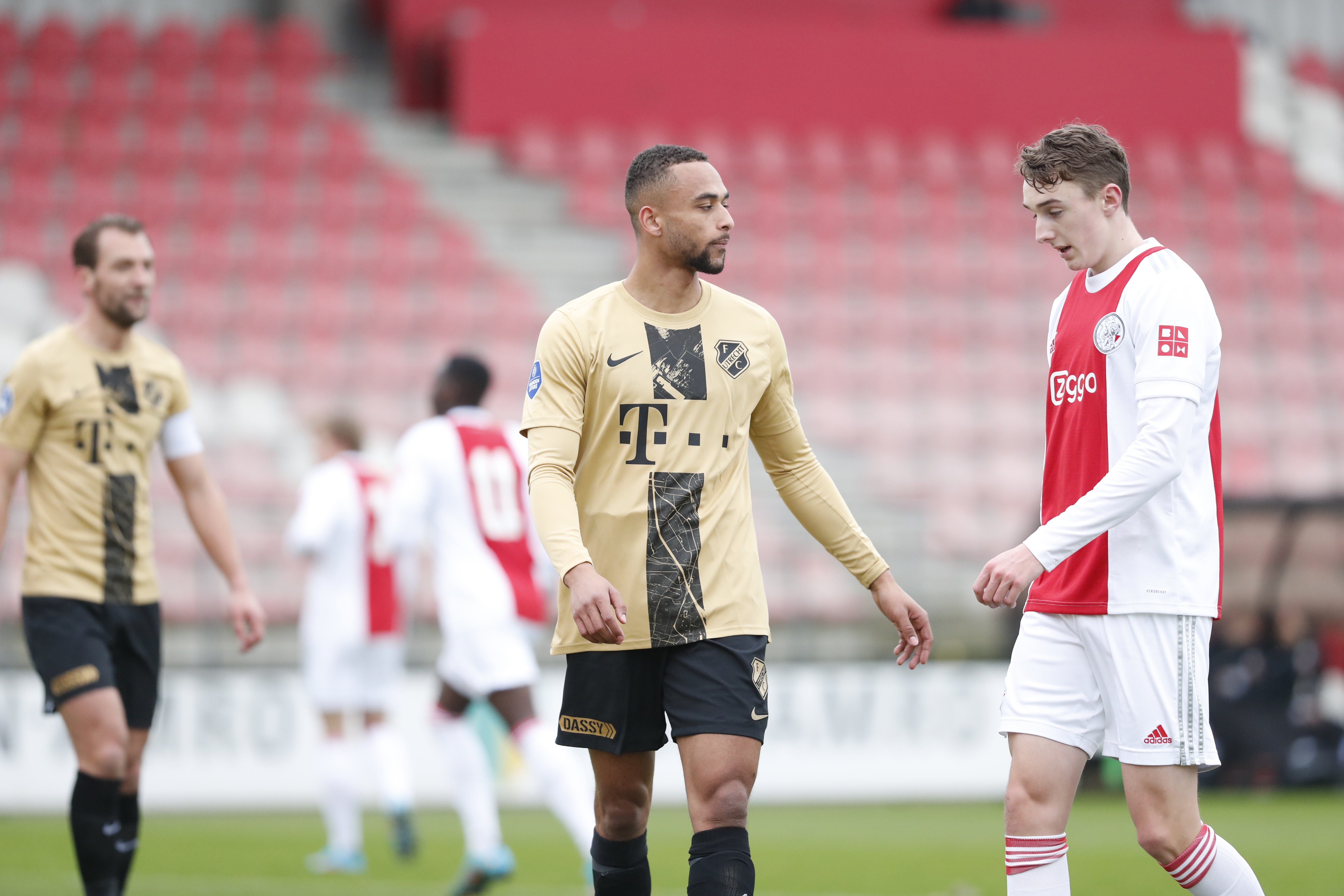 Tommy St. Jago maakt rentree in oefenzege op Ajax