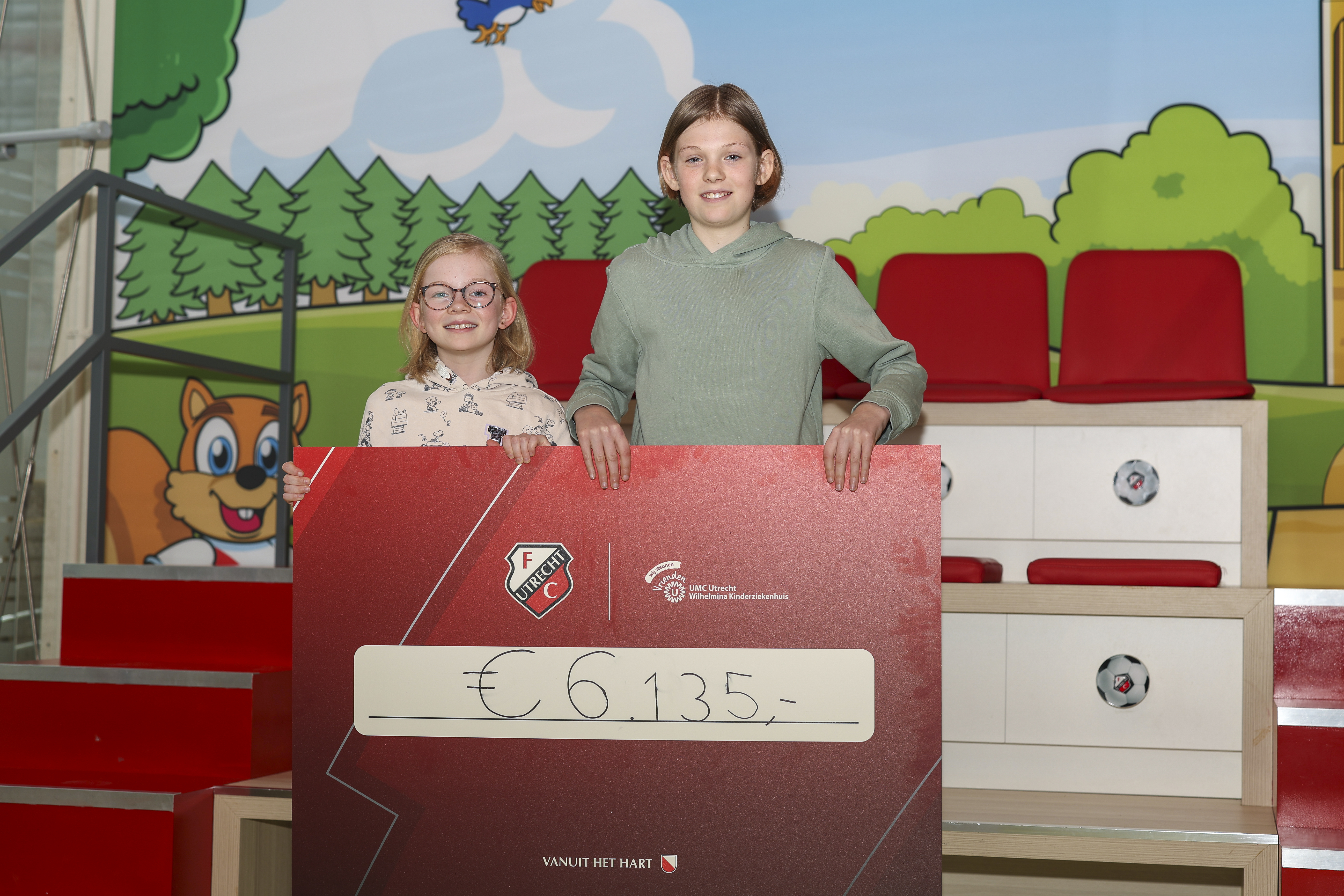 Veiling unieke shirts levert ruim zesduizend euro op