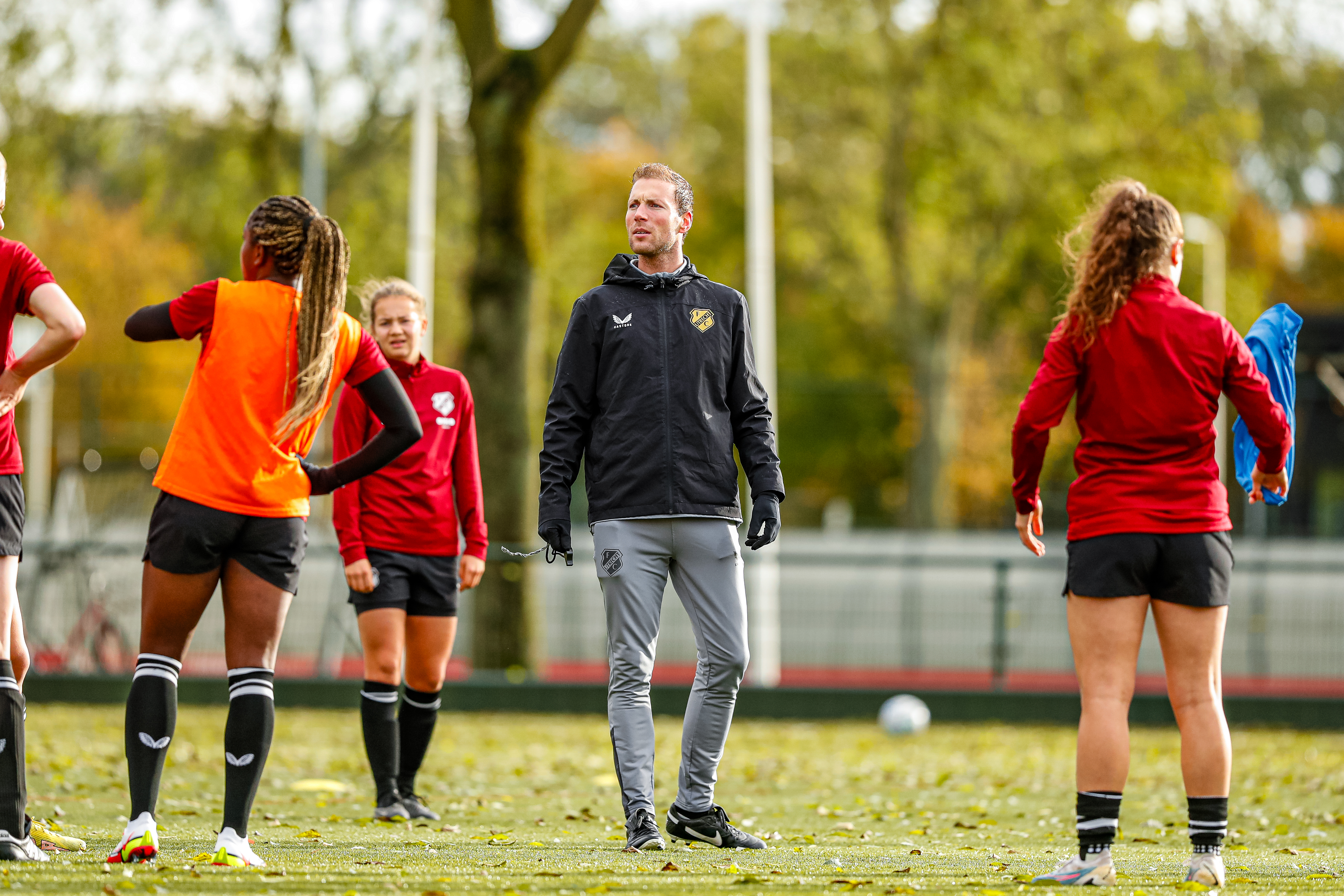 Jong FC Utrecht Vrouwen-trainer Jim Brinkhof vertrekt na dit seizoen