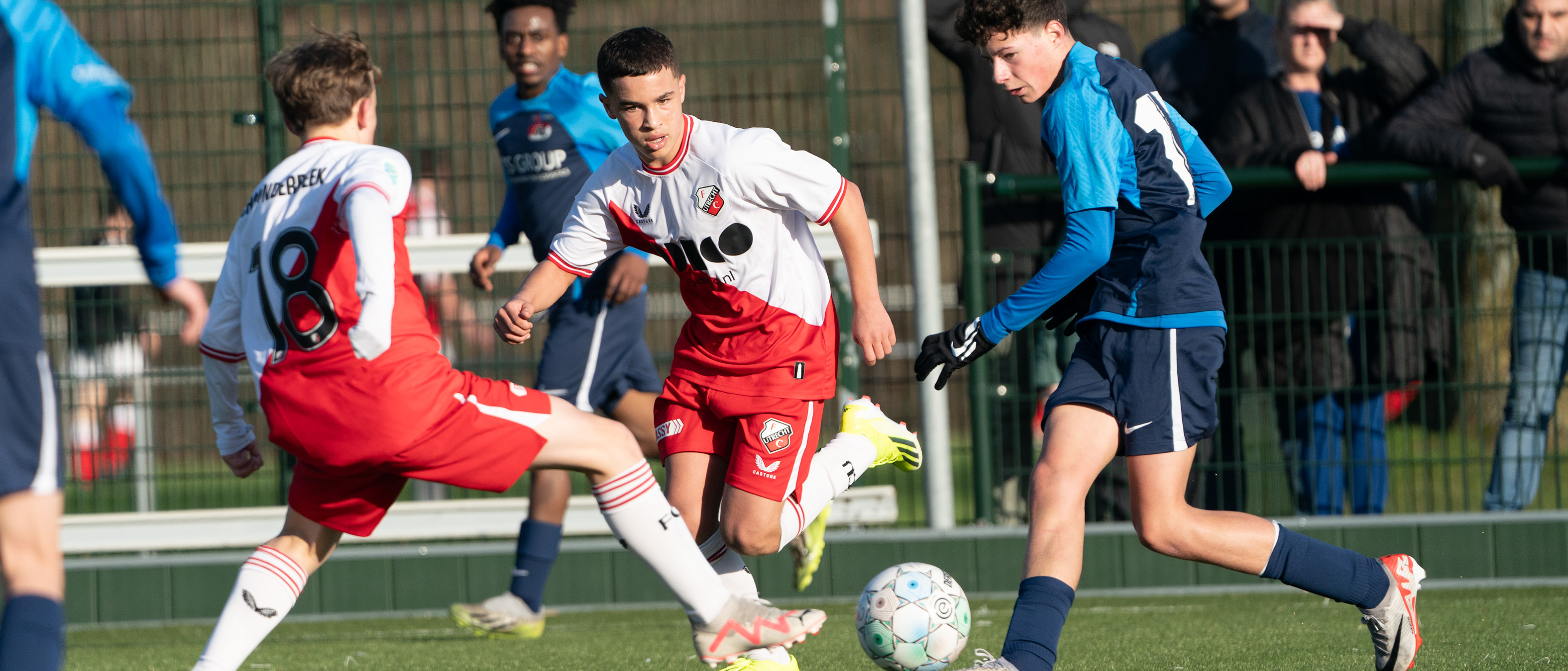 Een hard werkend FC Utrecht O15 verliest wedstrijd in eerste helft
