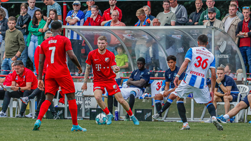 Van der Hoorn kopt op de valreep de winnende binnen
